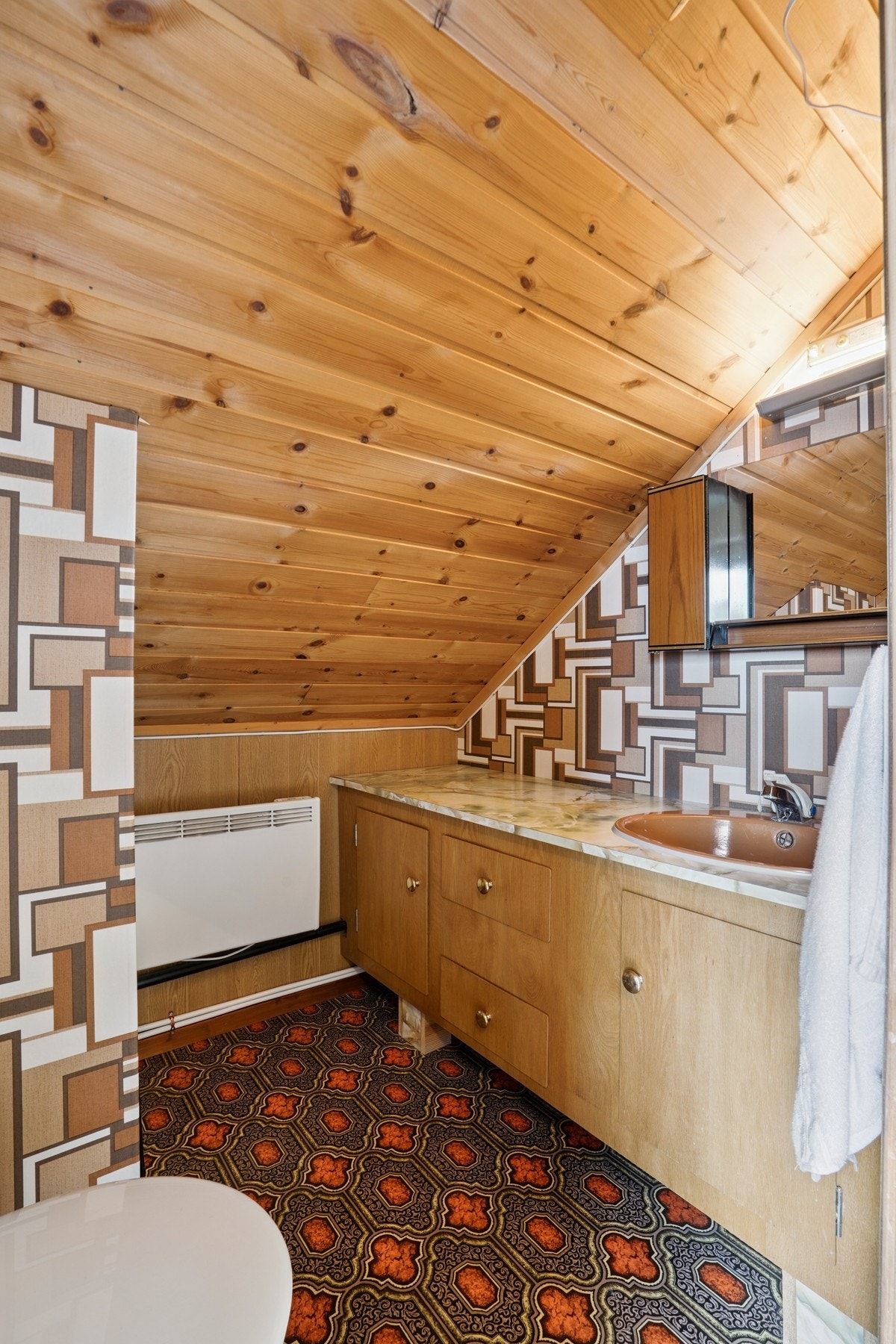 Fra soverom 1 er det inngang til wc og 70-tallet! Galleribilde