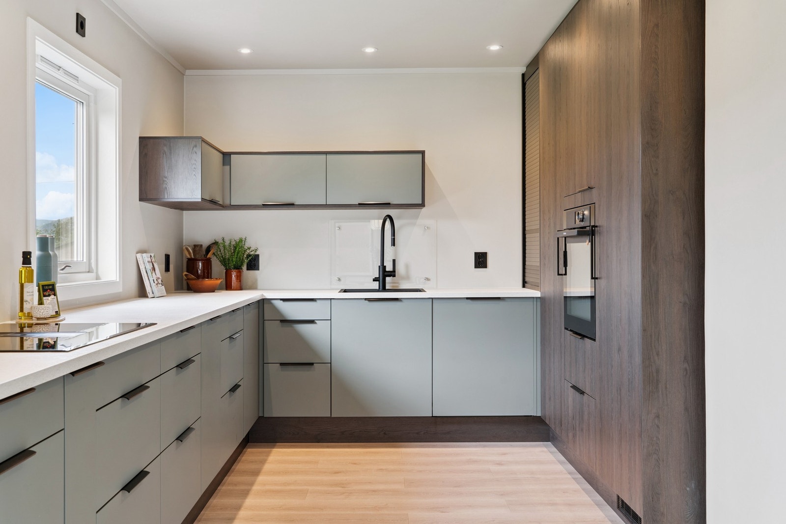 Helt nytt kjøkken med integrerte hvitevarer Galleribilde