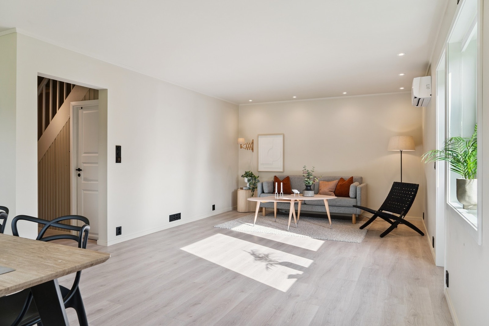 Det er varmefolie i gulv i stue og kjøkken. Galleribilde