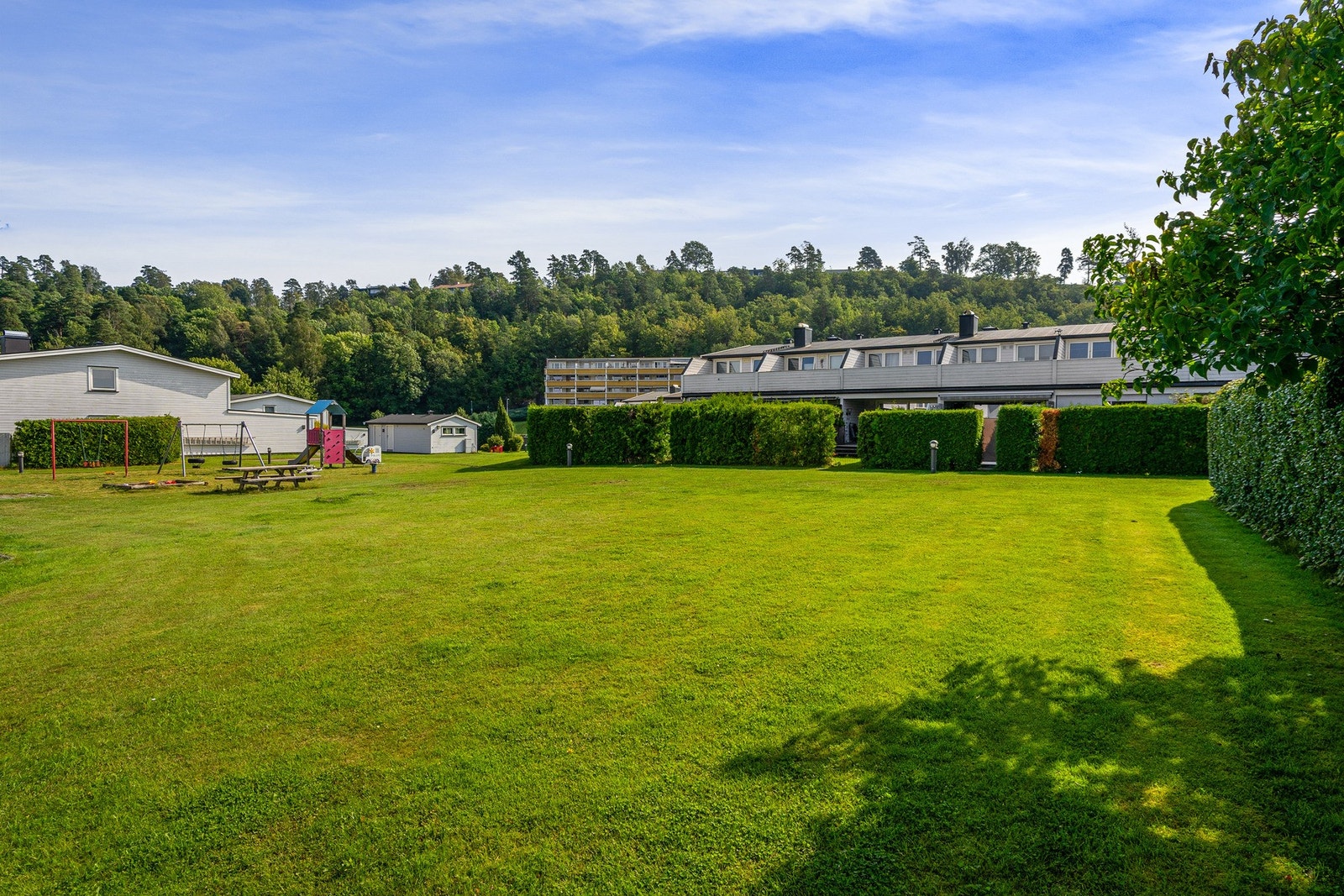 Fra terrassen og hagen er det utgang til store fellesområder med blant annet lekeplass for de yngste Galleribilde