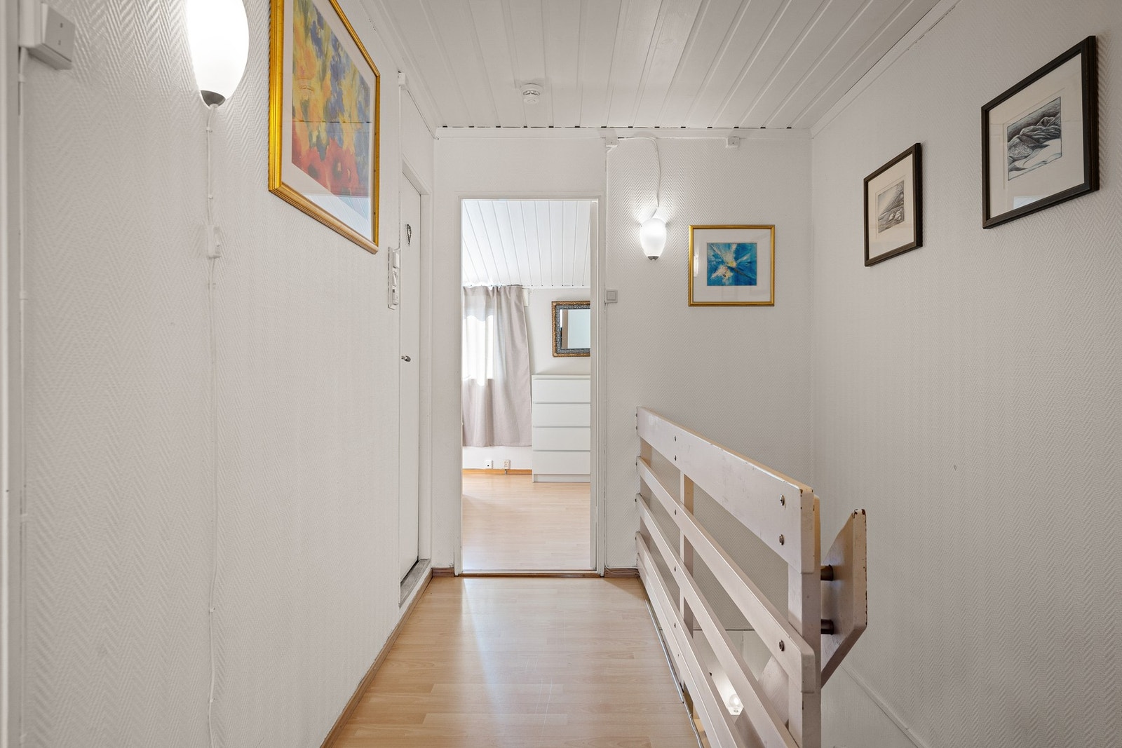 Mellomgang som gir deg tilgang på alle rom i 2. etasje Galleribilde
