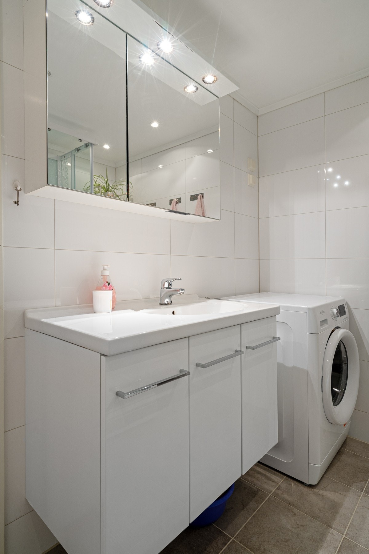 Rommet består av servant med innredning, vegghengt klosset, dusjkabinett og opplegg for vaskemaskin/tørketrommel Galleribilde