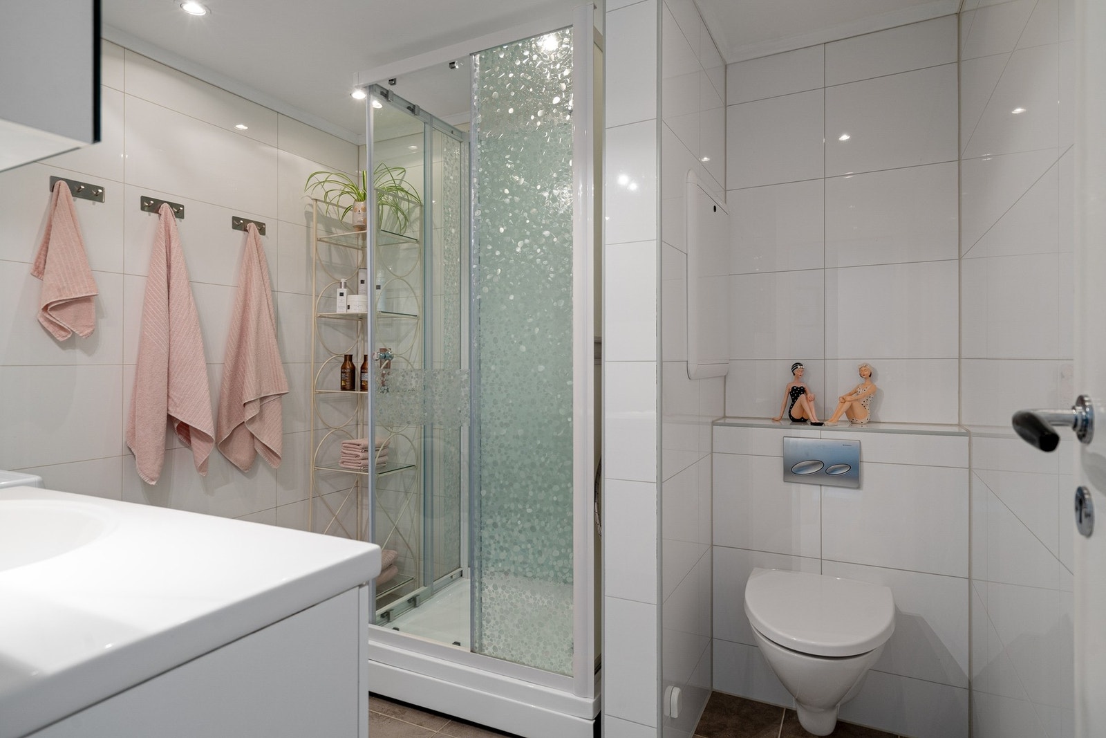 Det flislagte badet har en tidløs utforming med et lyst og innbydende uttrykk Galleribilde