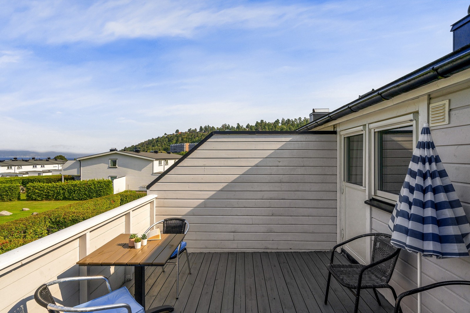 Her kan du nyte utsikt mot grøntarealer og sjø! Galleribilde