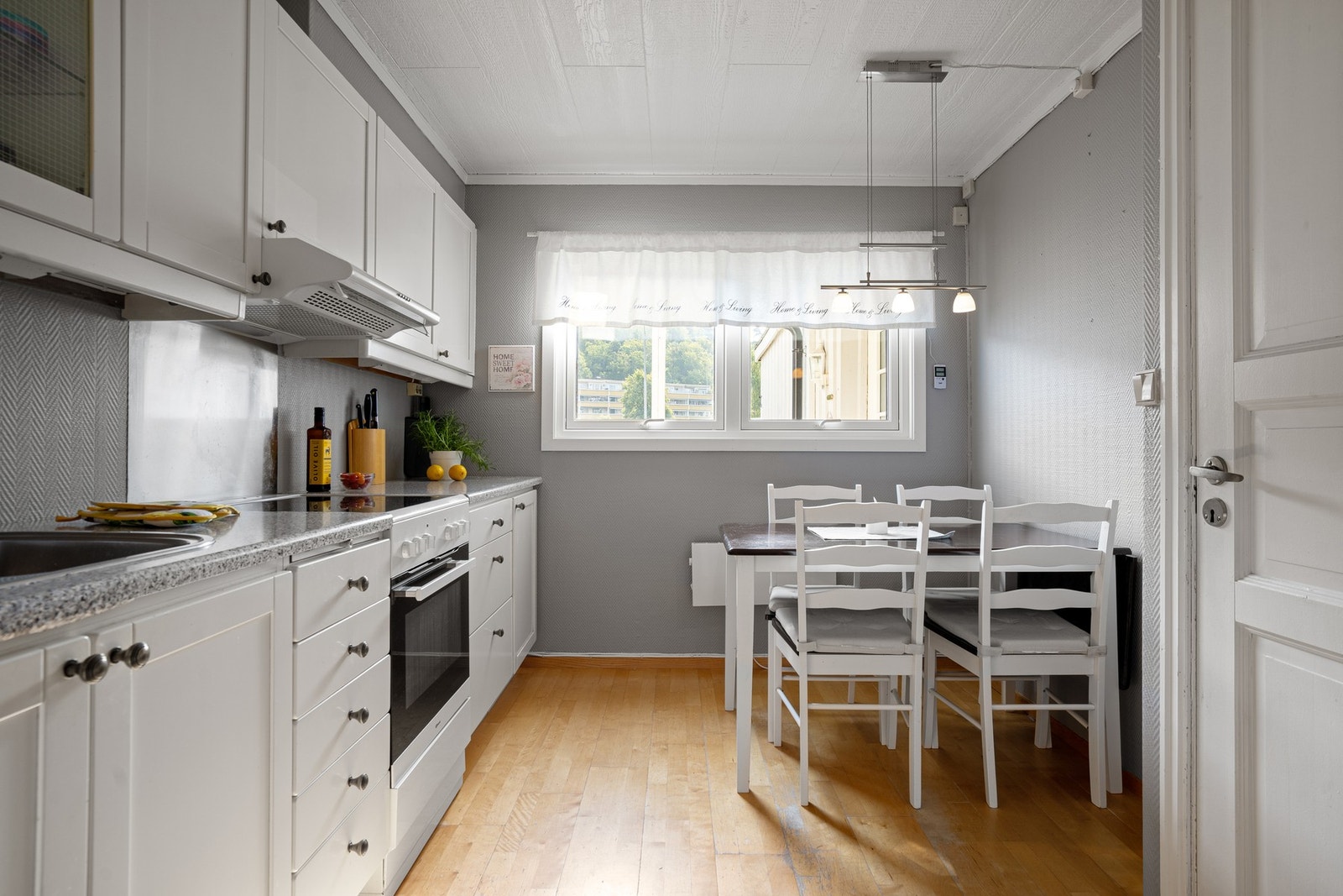 Kjøkkenet er separat og har godt med skap- og benkeplass Galleribilde