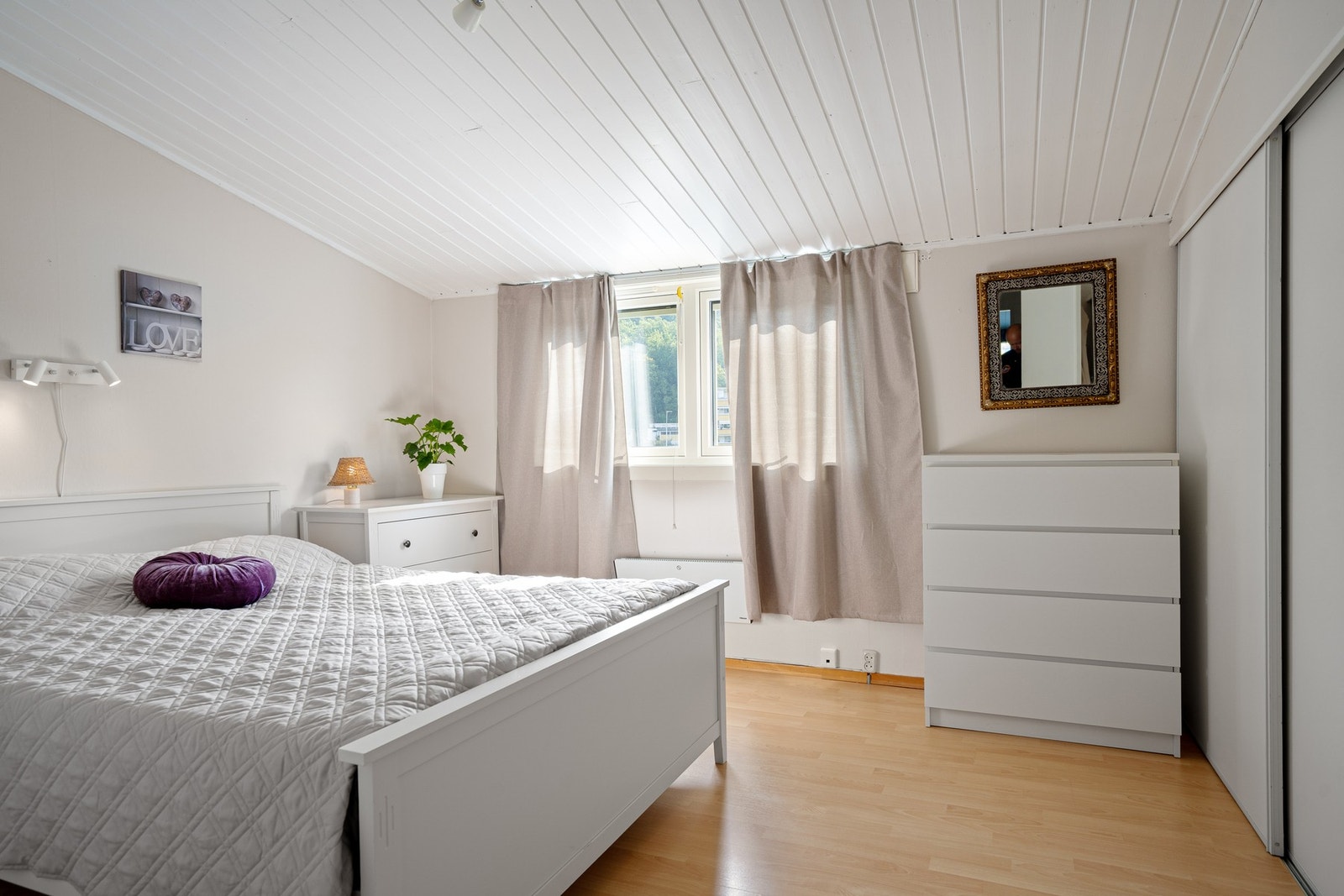 Hovedsoverommet har god plass til dobbeltseng, nattbord og garderobe Galleribilde