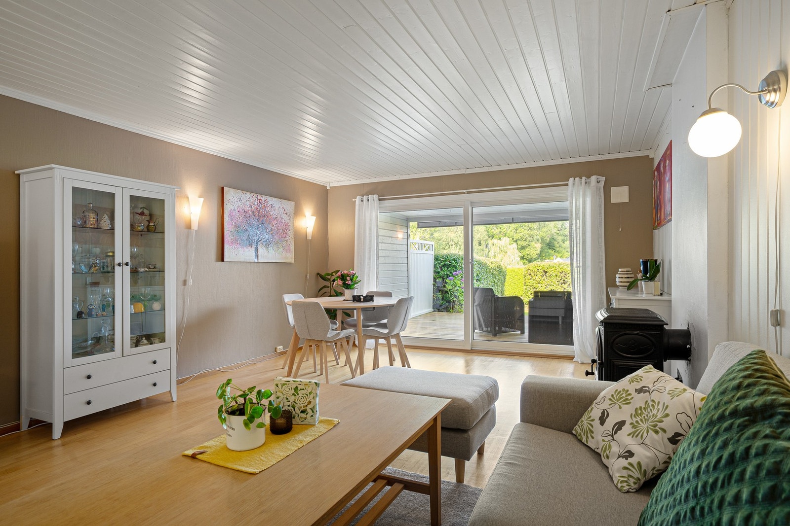 Romslig stue med store vindusflater som slipper inn mye naturlig lys Galleribilde