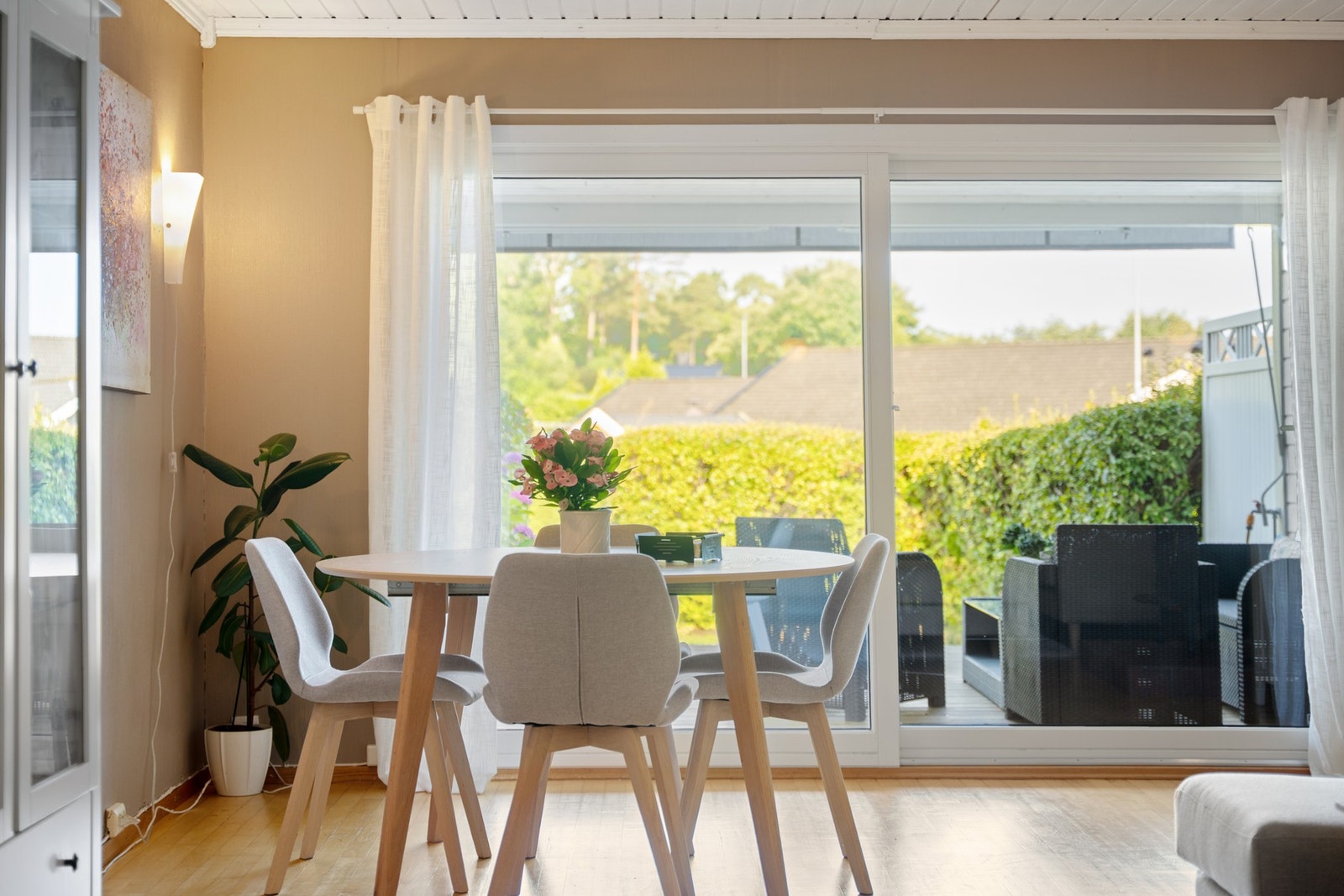 Fra stuen er det utgang til en romslig terrasse på ca 18 kvm Galleribilde