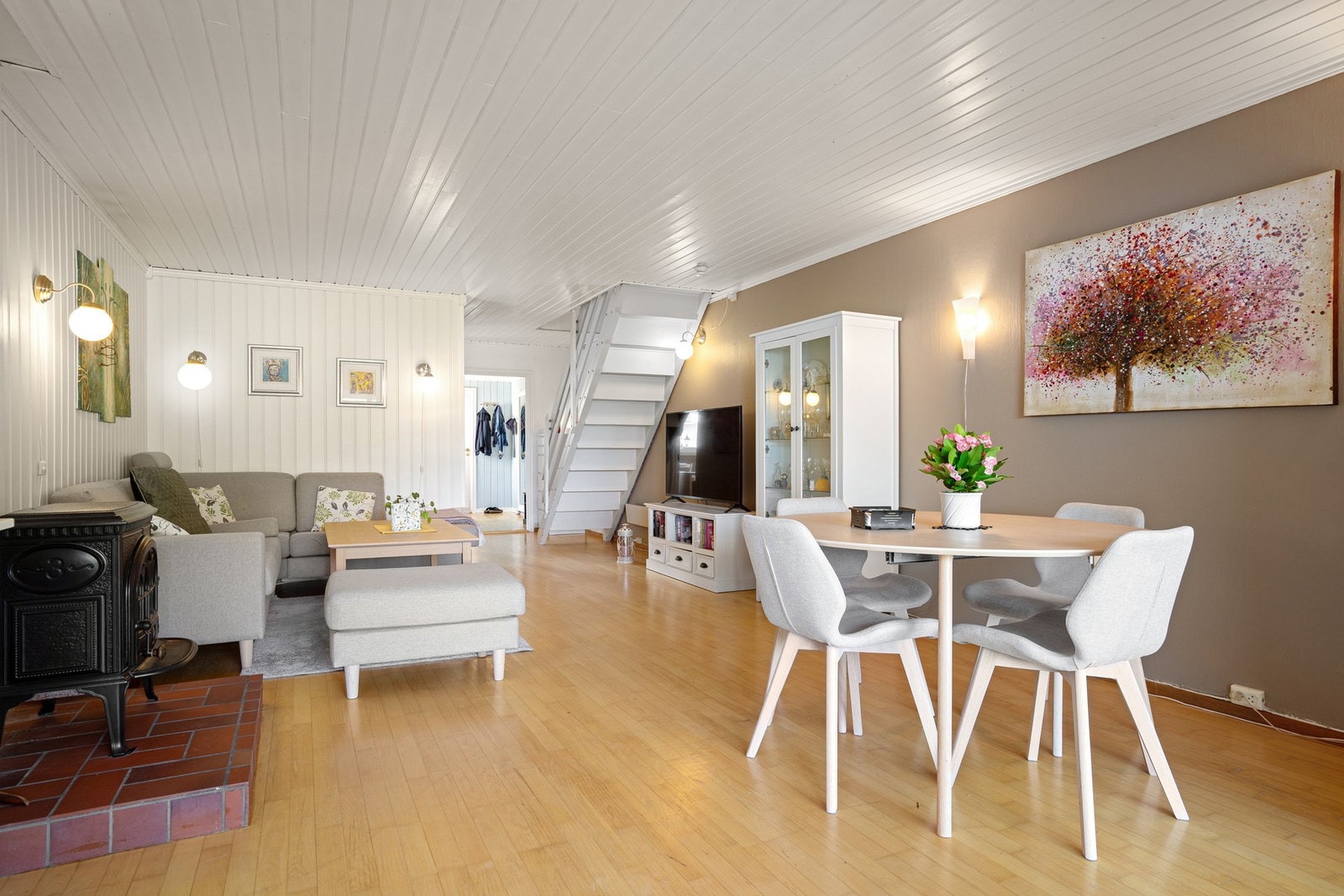 Stuen har god plass til spisebord og sittegruppe Galleribilde