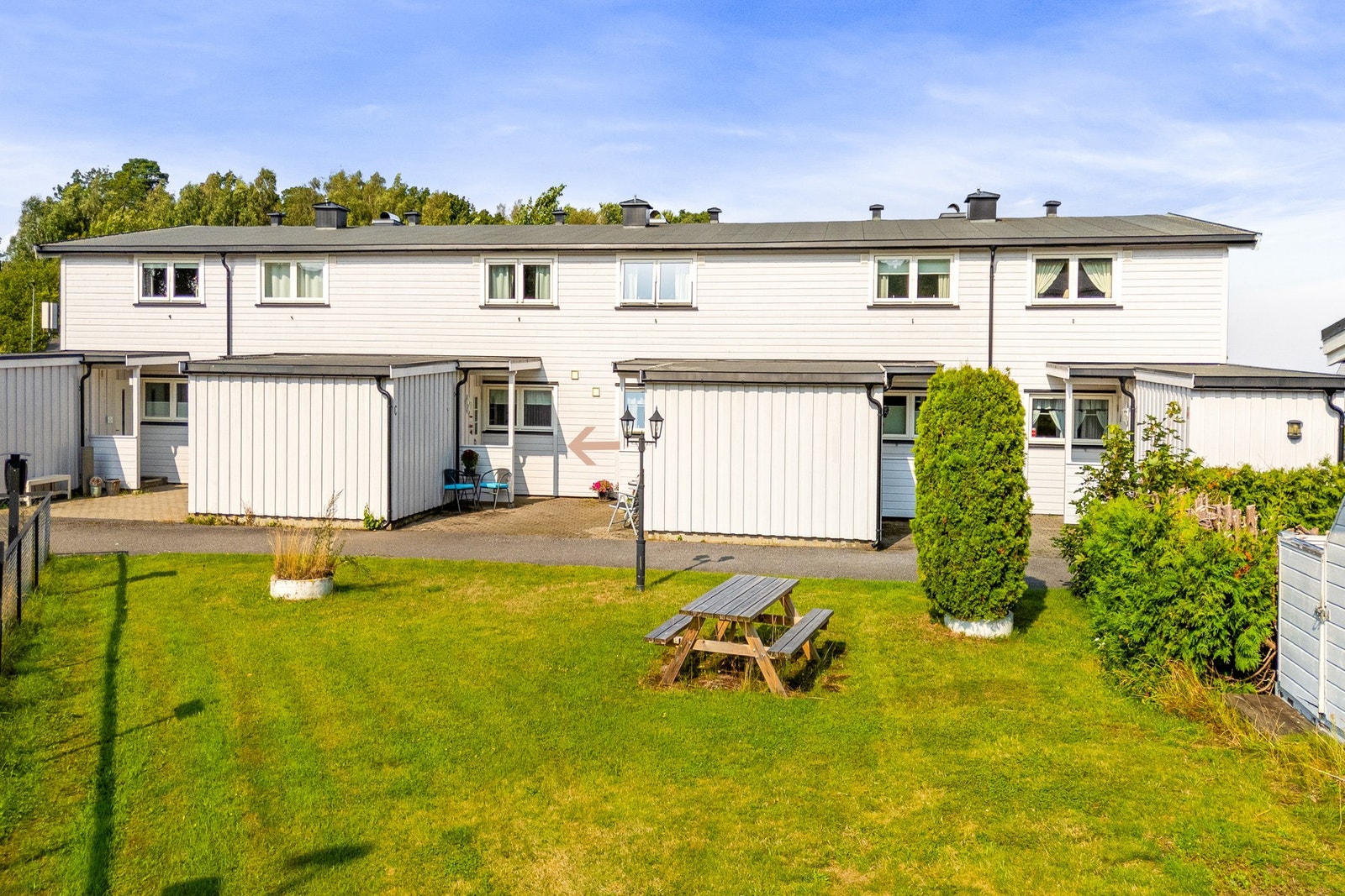 Stor gressplen og sitteplass Galleribilde