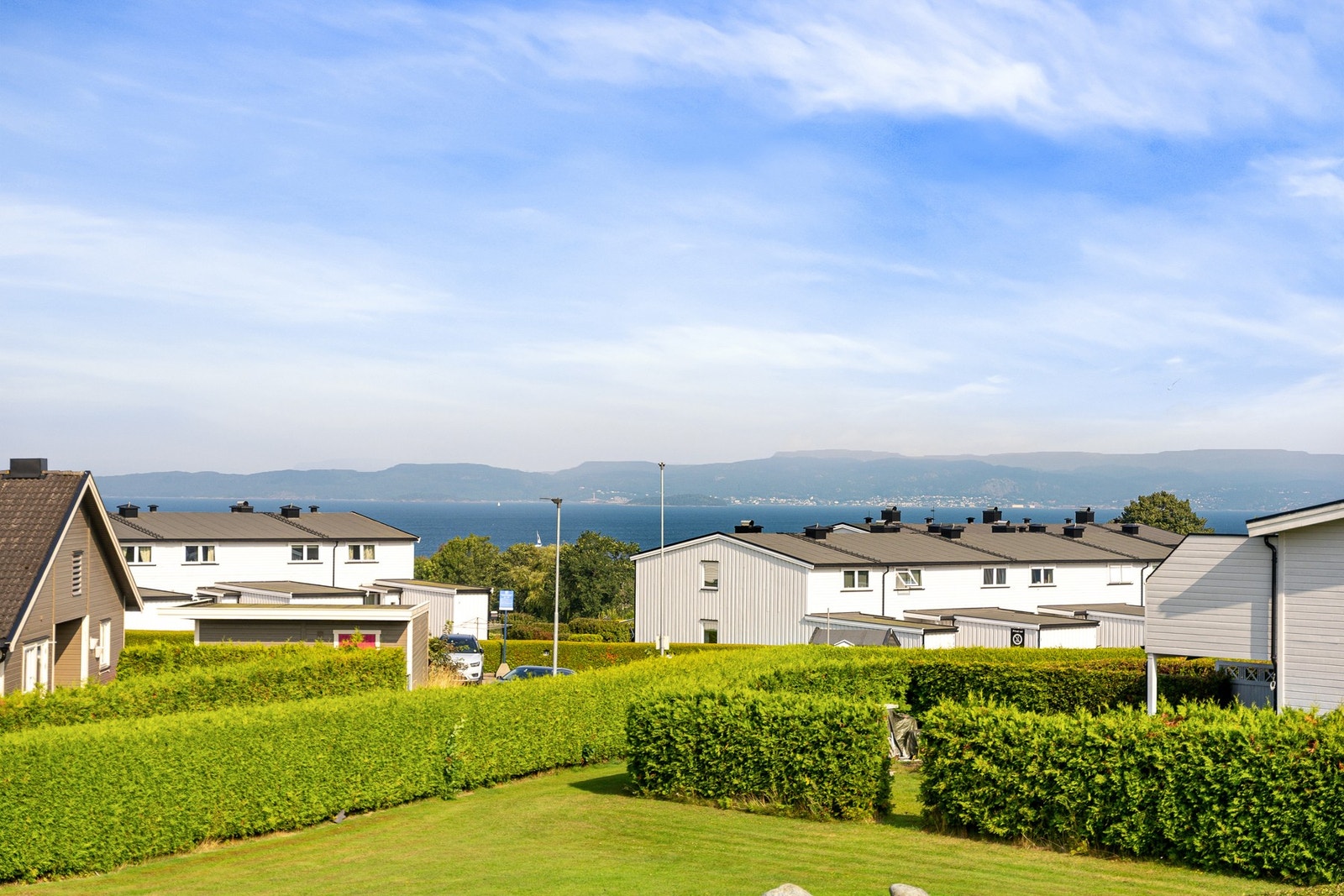 Flott rekkehus, beliggende med god intern beliggenhet Galleribilde