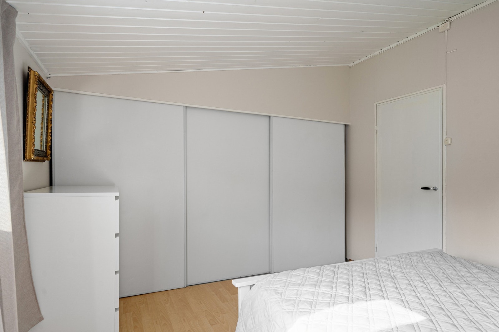 Det er godt med oppbevaring til klær i den store skyvedørsgarderoben Galleribilde