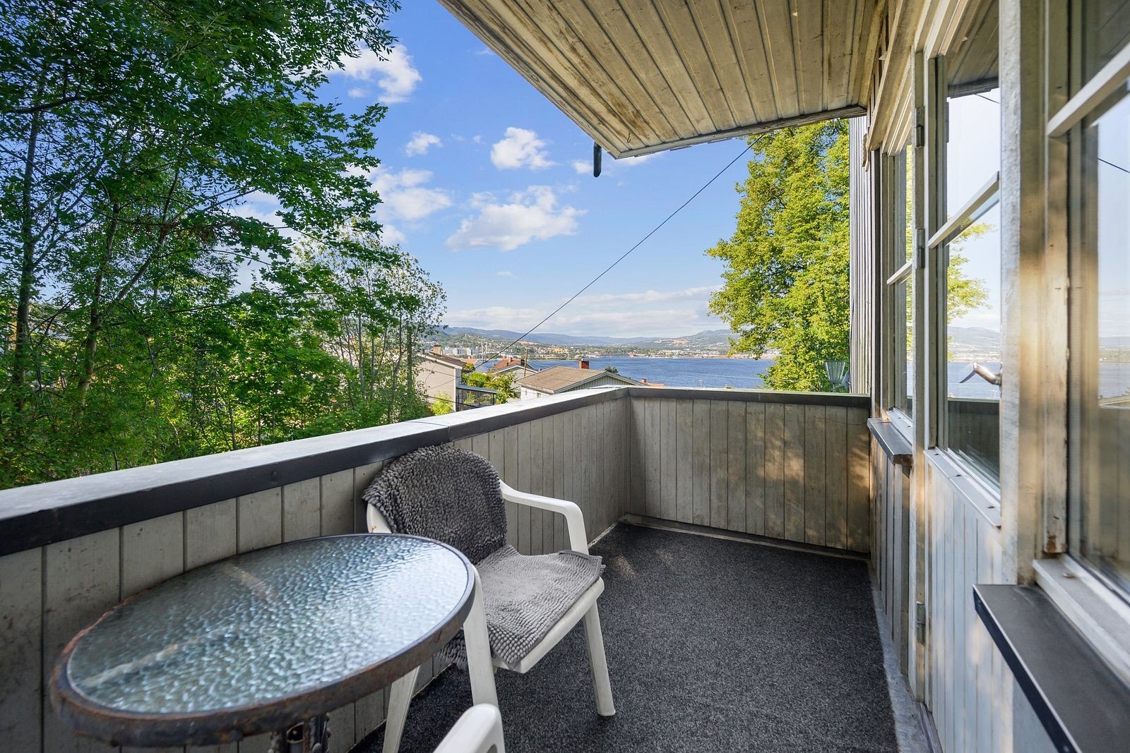 Flott utsyn fra balkongen mot rolige omgivelser. Galleribilde