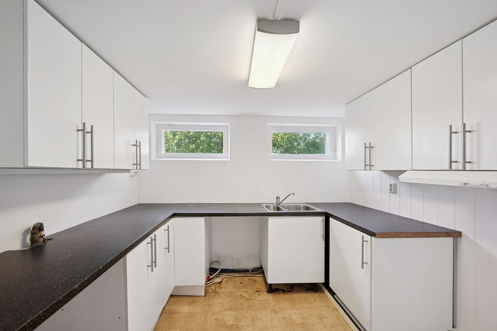 Praktisk kjøkken i kjelleren med gode muligheter for gjestekjøkken. Galleribilde