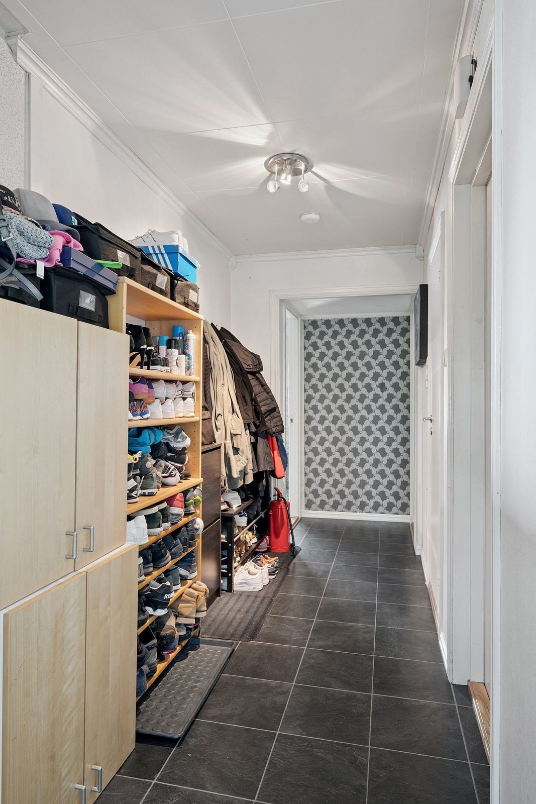 Plass til garderobeløsning for sko og yttertøy. Galleribilde