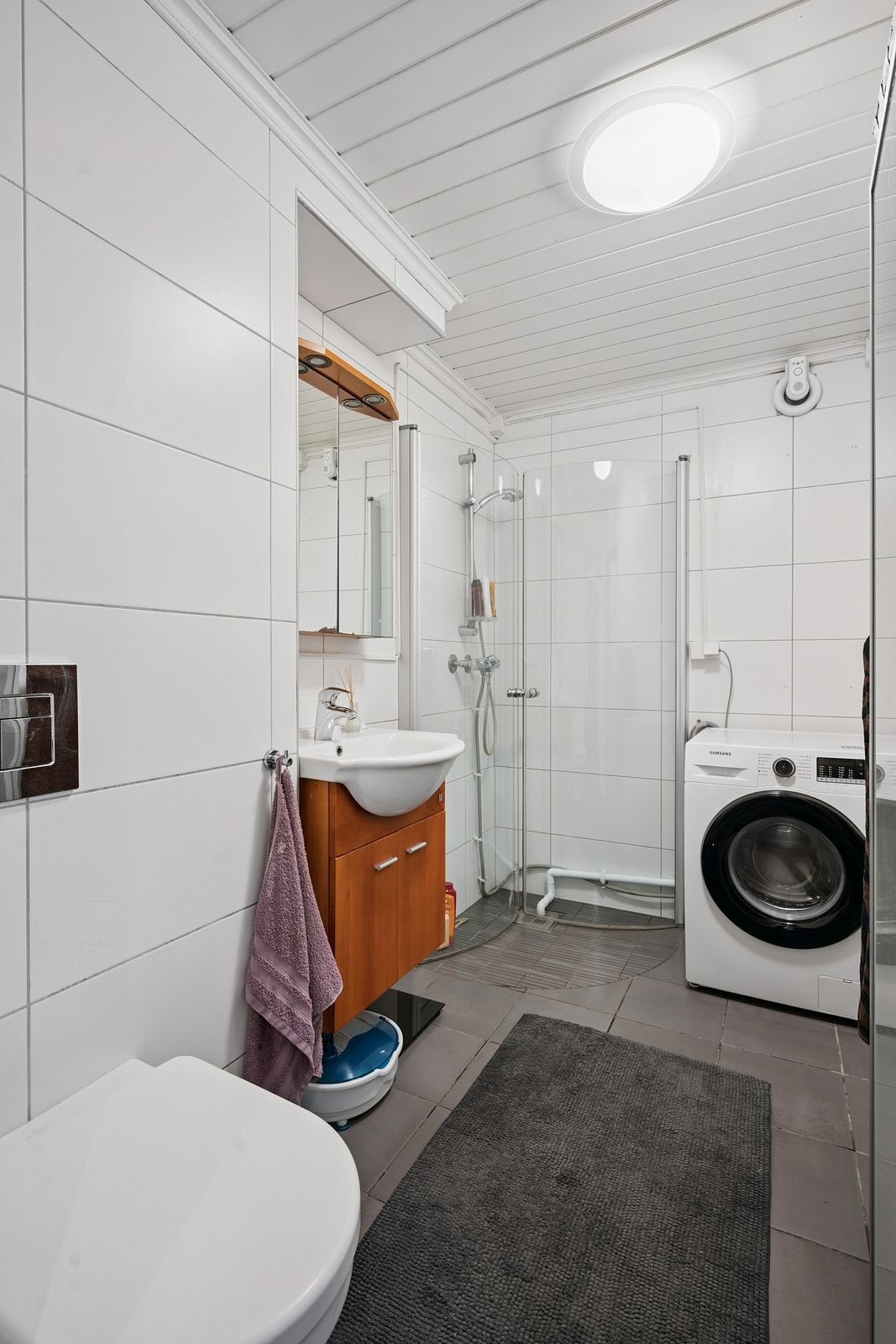 Moderne bad med flislagte vegger og gulv med varmekabler. Galleribilde