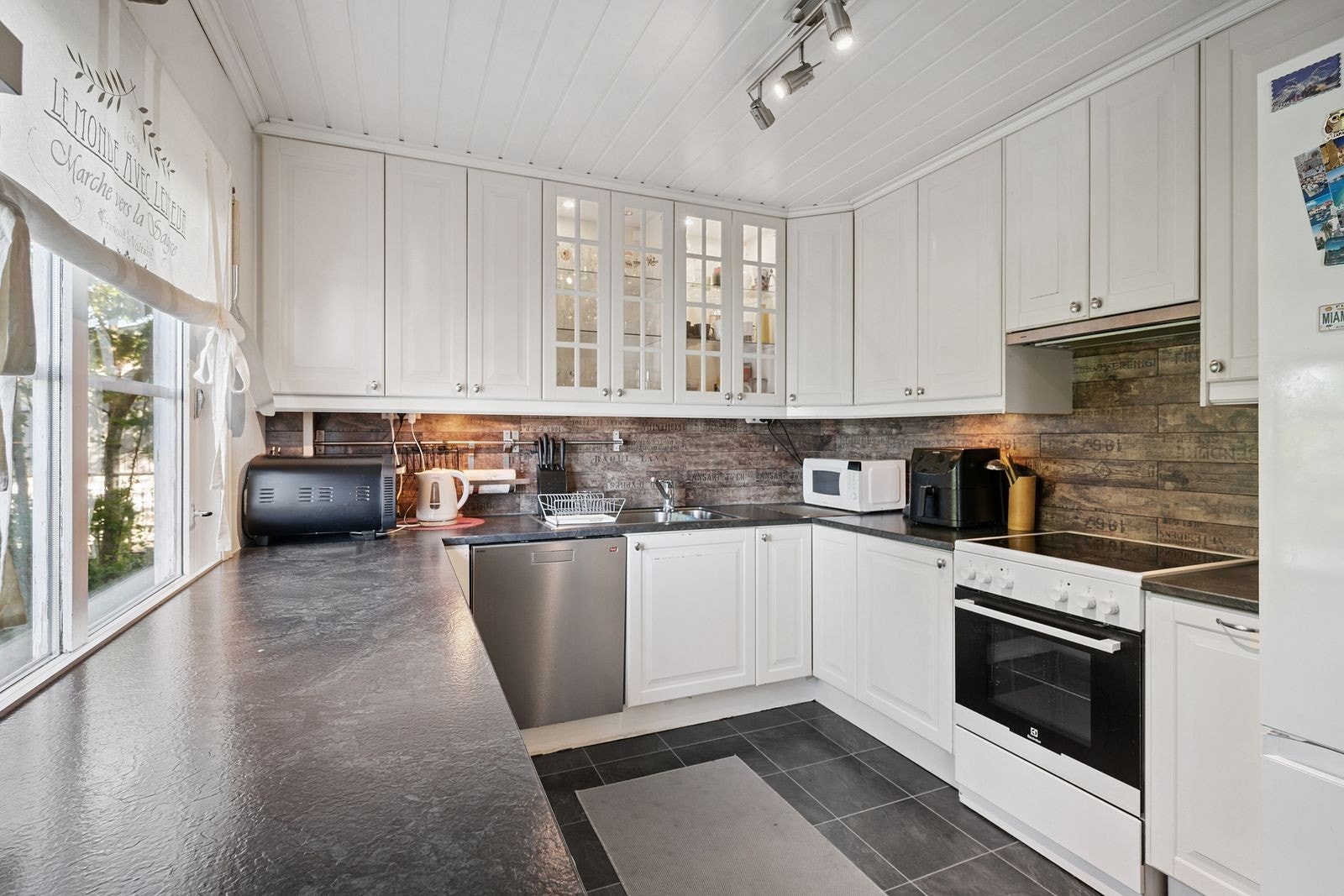 Praktisk kjøkken med god skap- og benkeplass. Galleribilde