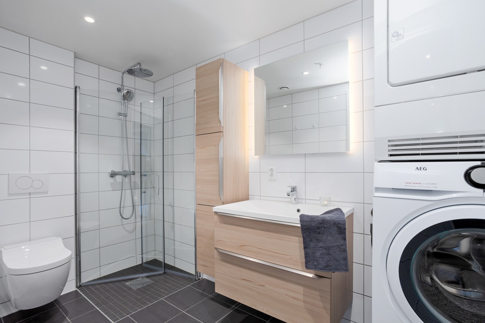 Delikat flislagt bad med el varmekabler | opplegg for vaskesøyle Galleribilde