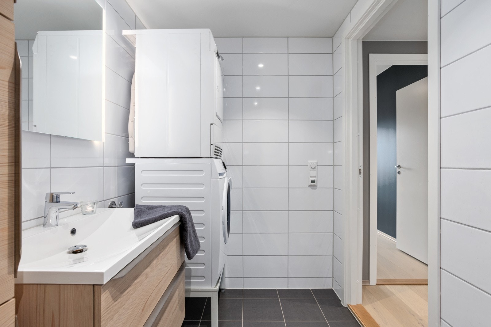 Utvidet baderomsinnredning i lys eik fra Sigdal Galleribilde