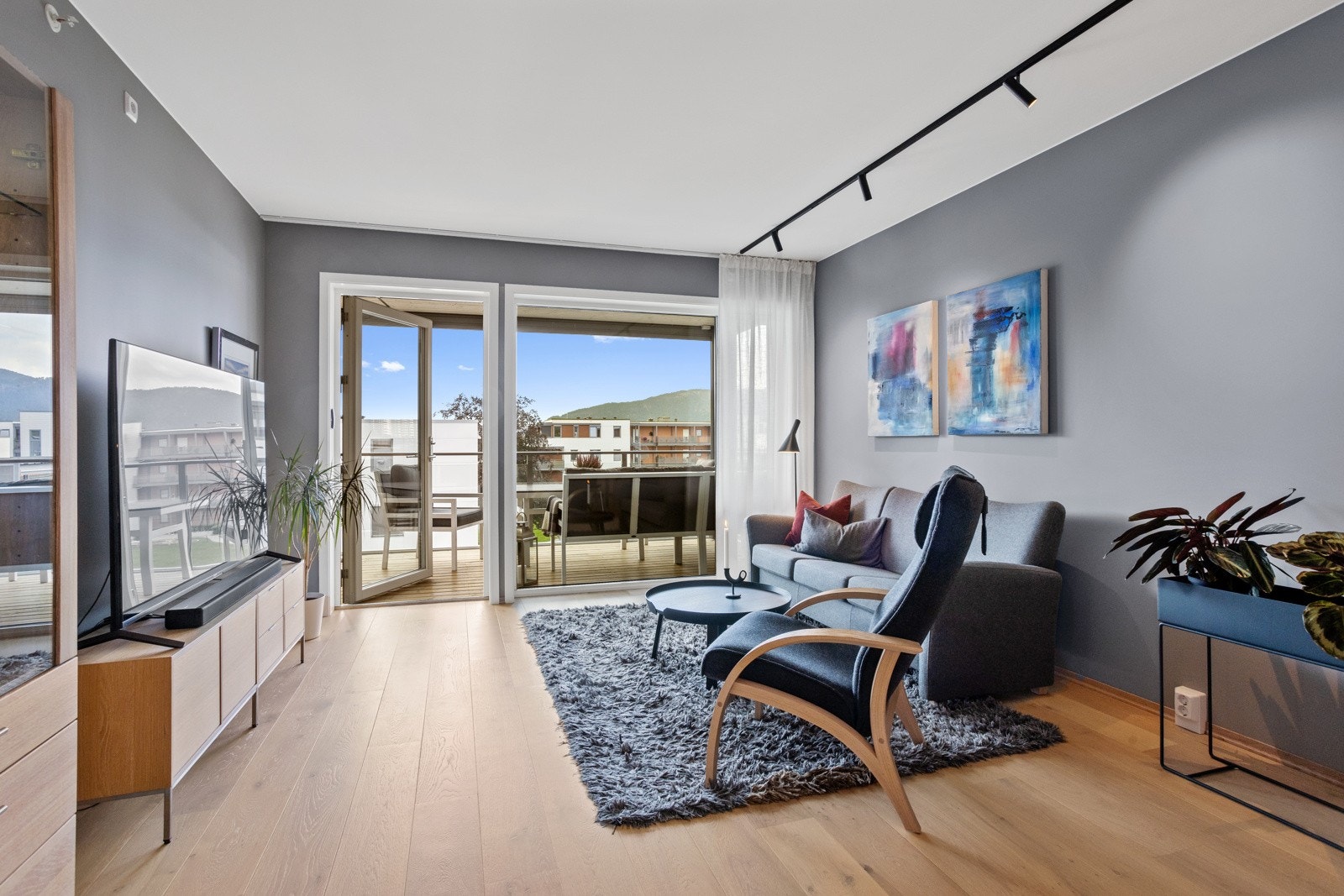 Generøs (250 cm) takhøyde i stuen | ekstra takspotter i stue/kjøkken Galleribilde