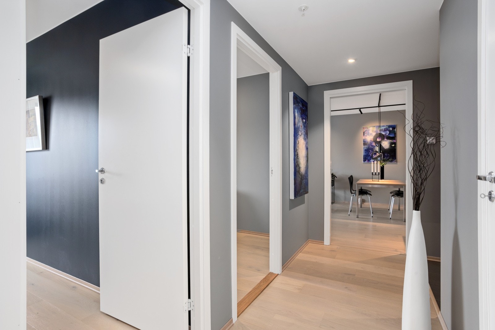 Down-lights i soveromsgang Galleribilde