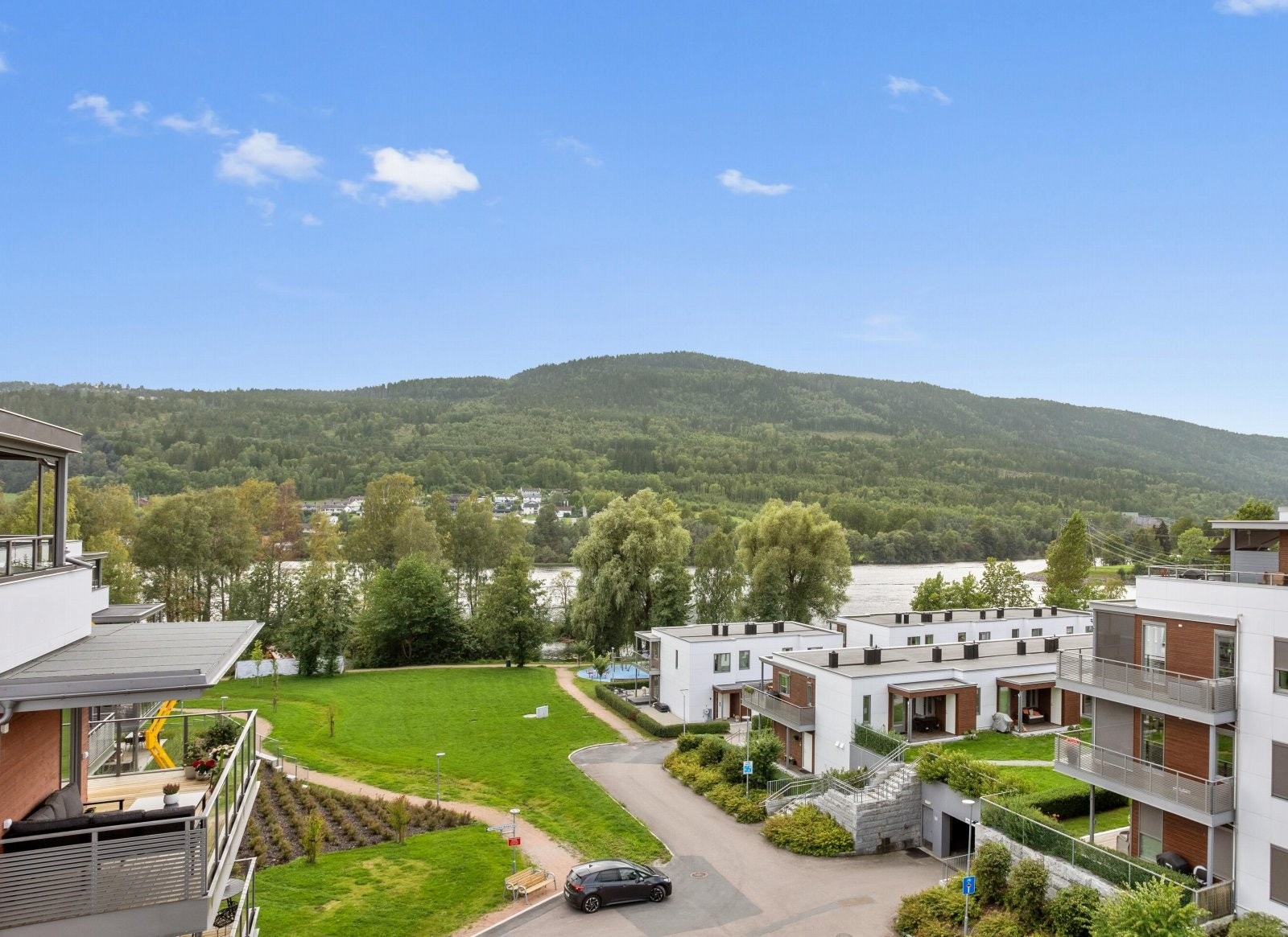 Flott utsikt mot elva - som kun ligger et par steinkast nedenfor Galleribilde