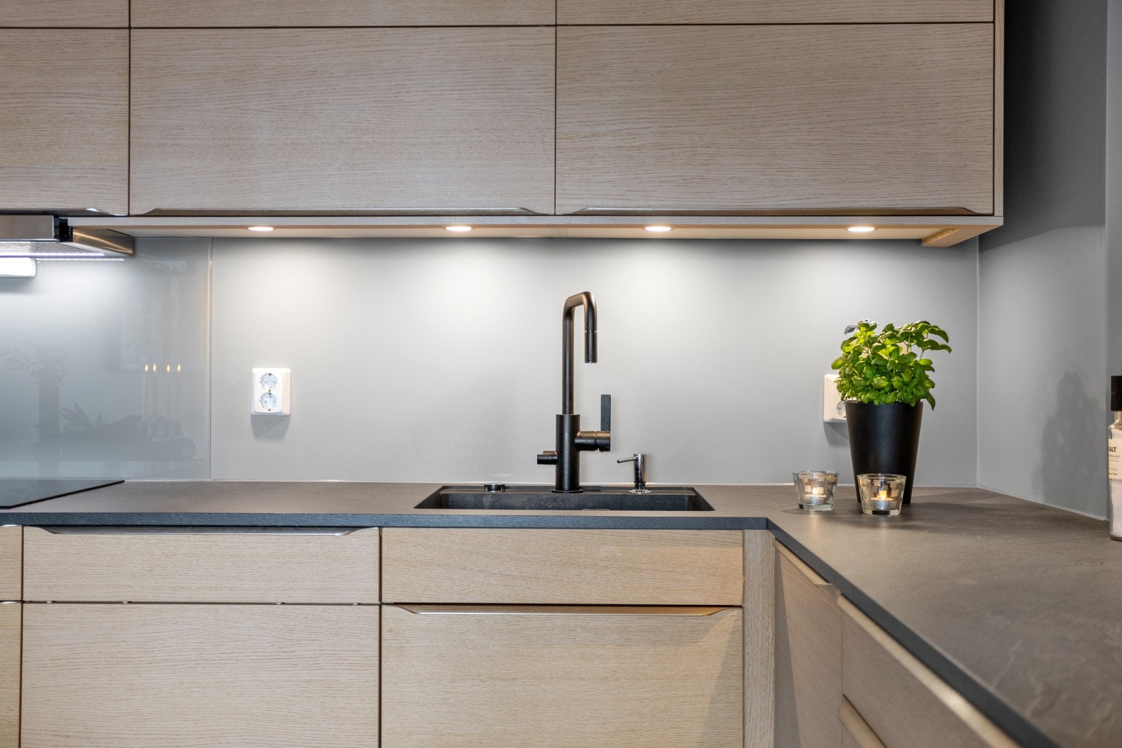 Sigdal kjøkkeninnredning i lys eik (lik 1-stavs eikeparketten) | LED-lys over benken Galleribilde