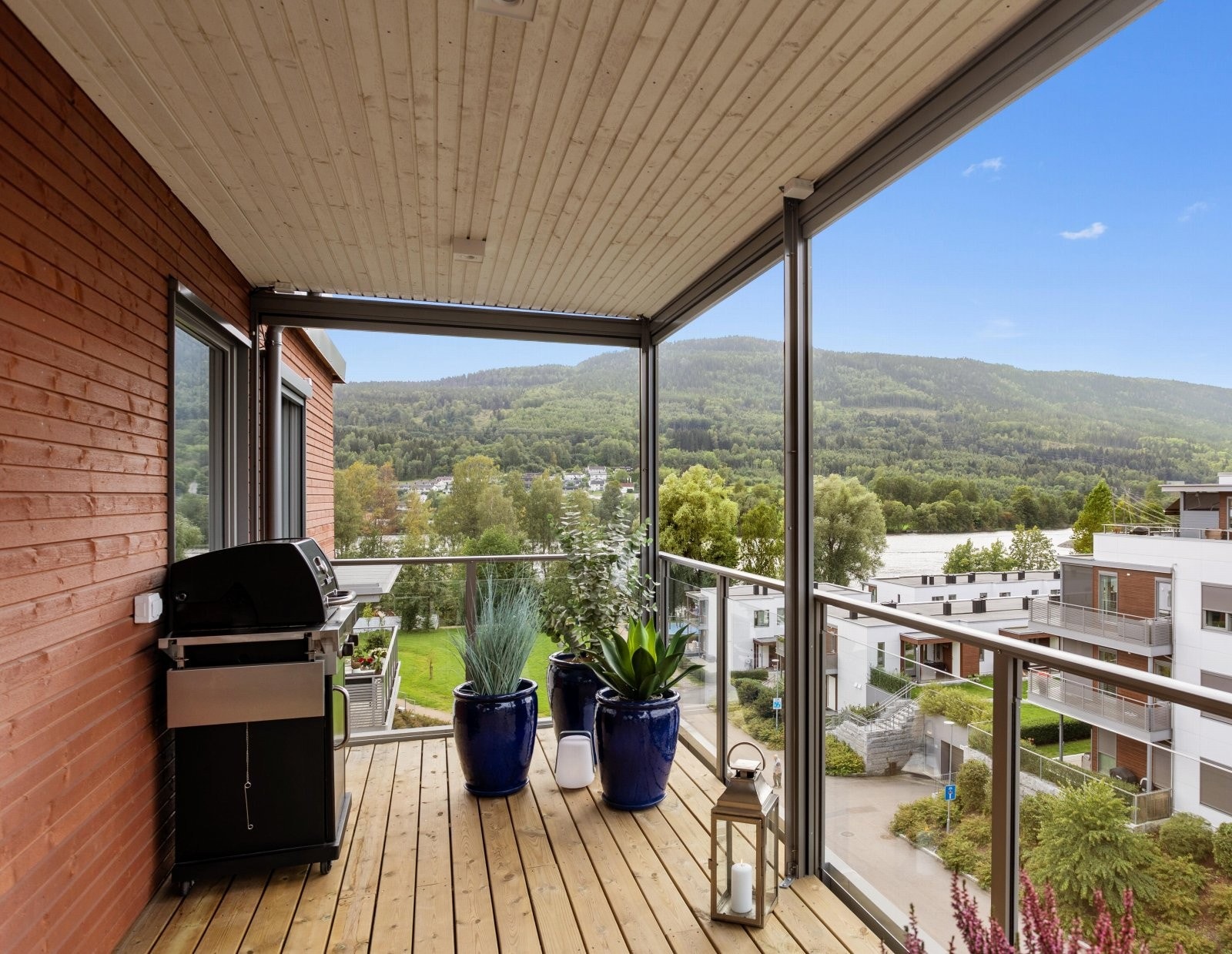 14 kvm overbygget balkong med glass i rekkverk | El motoriserte (fjernkontroll) screens på terrasse på alle 3 sider (fra tak til gulv) | utvendig el stikk Galleribilde