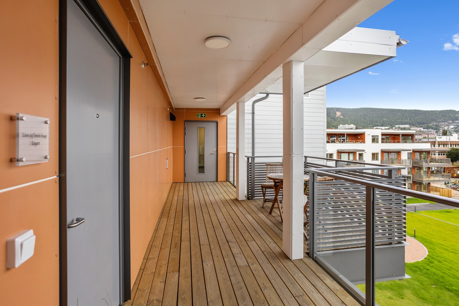 Den overbyggede svalgangen har ekstra bredde og har en felles uteplass | ideellt for morgenkaffen med flott utsikt og morgensol Galleribilde