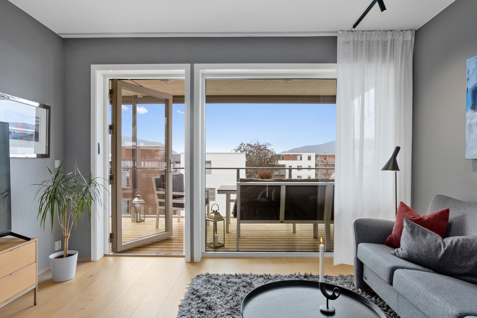 Panoramavinduer fra gulv til tak i stuen Galleribilde