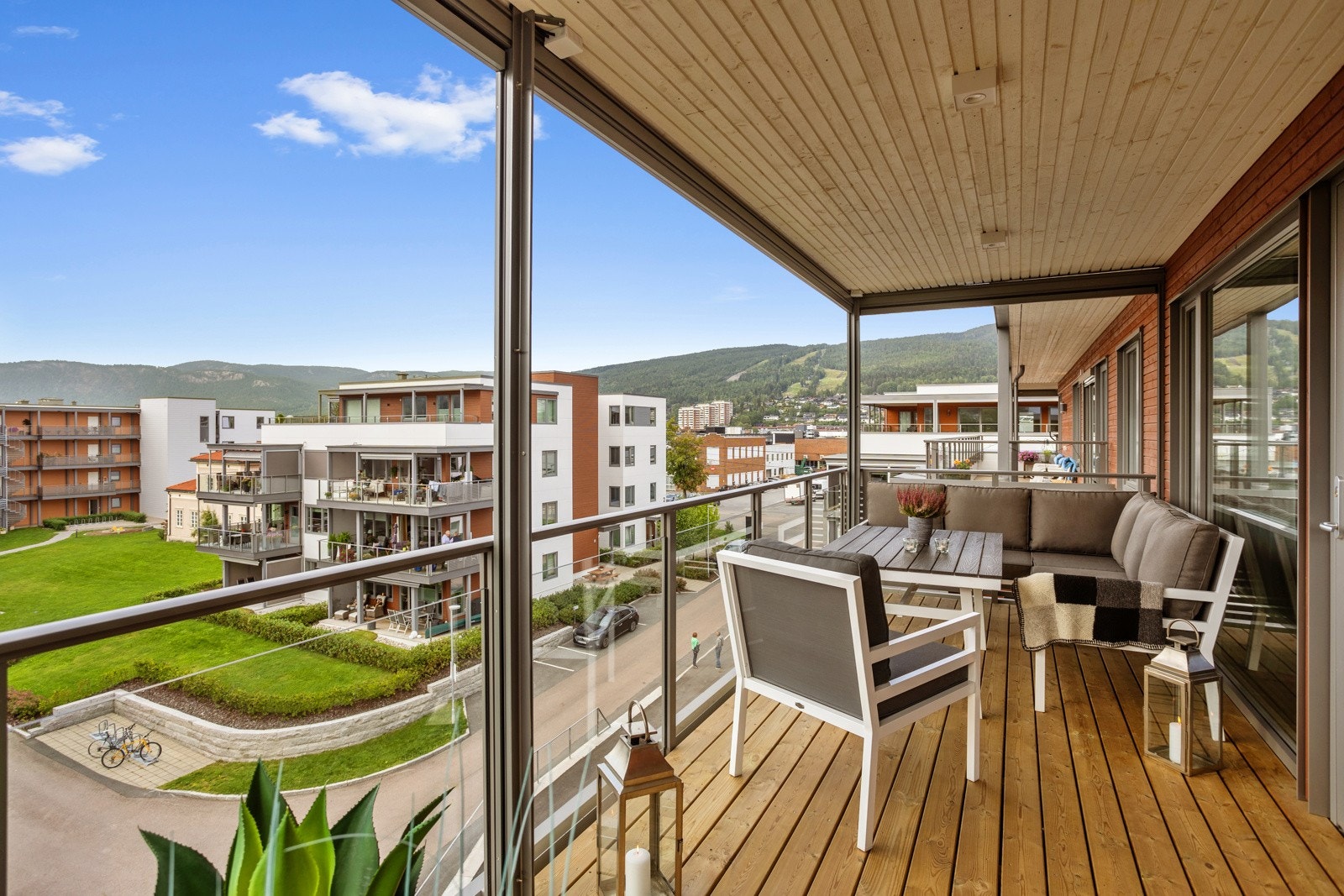 Downlights i tak på balkong | el screens som går fra gulv til tak på alle tre sider (styres med fjernkontroll) Galleribilde