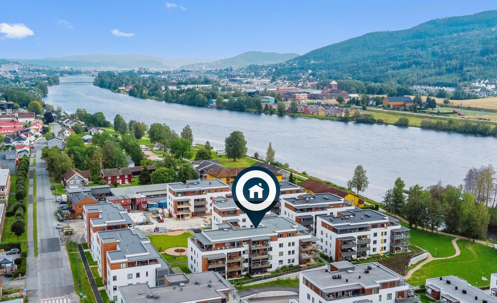 Gunstig plassering i 2. rekke - kun omlag 100 meter fra elvebredden | p plass med lader Galleribilde