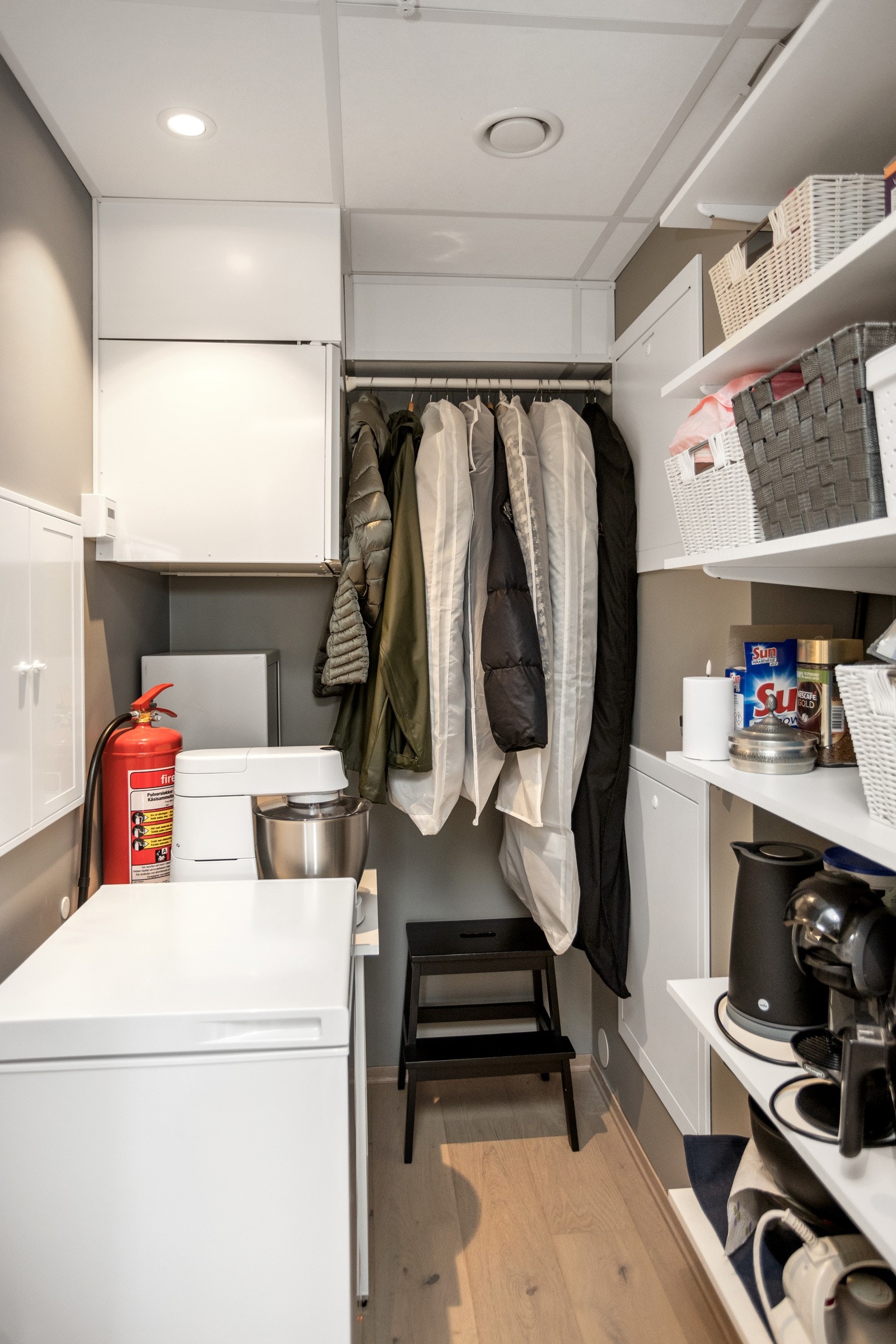 Praktisk med bod inne i leiligheten | Hyller i innvendig bod og bod kjelleretasje (5 kvm) Galleribilde