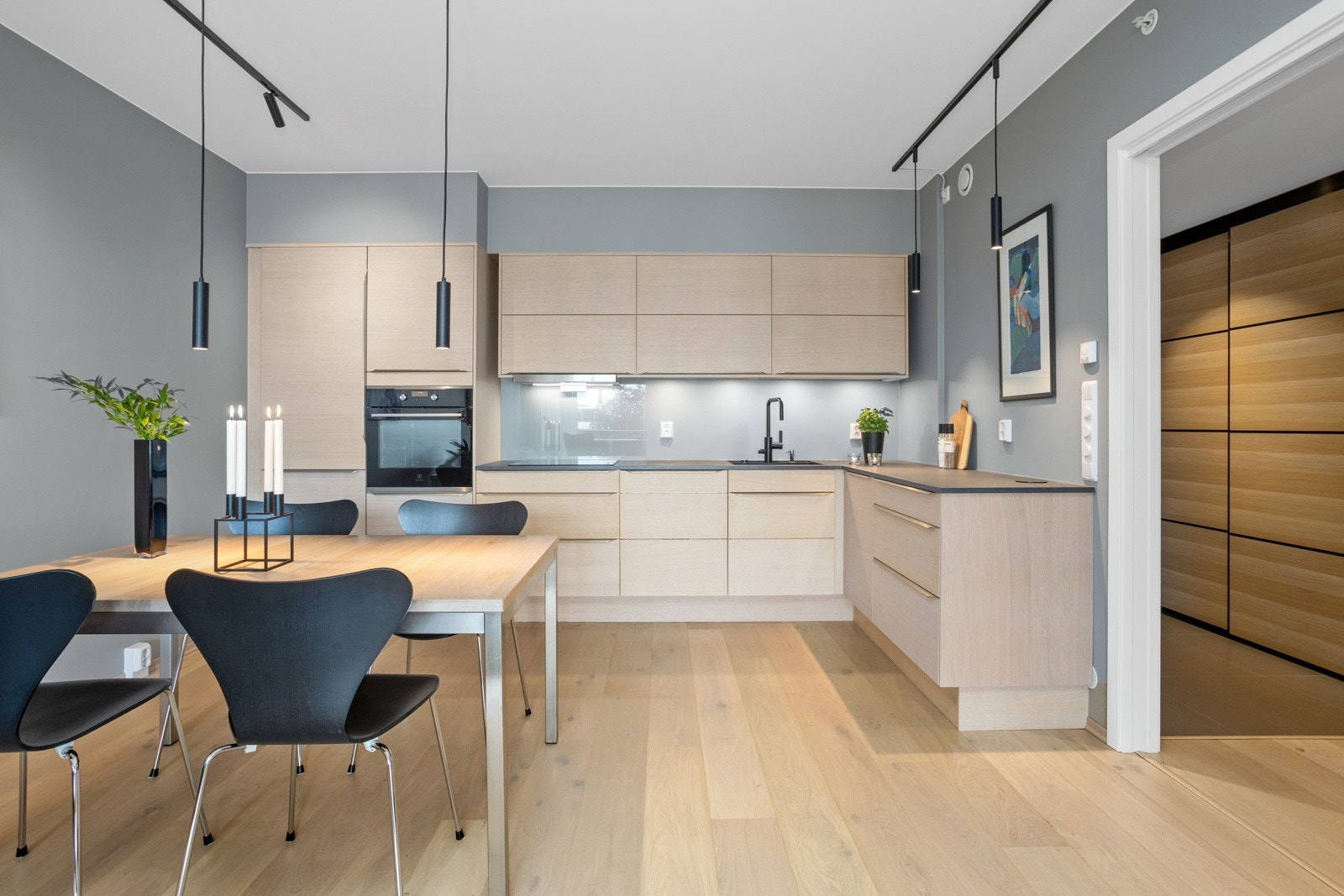 Utvidet kjøkken fra Sigdal | Sort oppvaskkum og armatur | Oppgraderte hvitevarer | Ekstra stillegående oppvaskmaskin | Stekeovn med pyrolyse rens Galleribilde