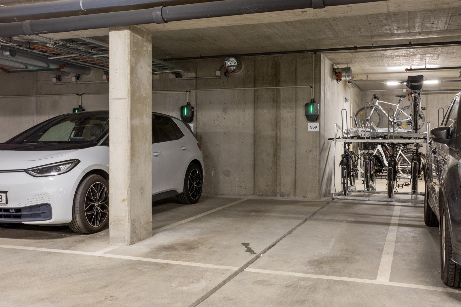 Kun en heistur til oppvarmet garasjeplass med el-bil lader | felles vaskeplass for bil og sykkel i garasje | sportsbod på 5 kvm | 2 sykkelparkeringer Galleribilde