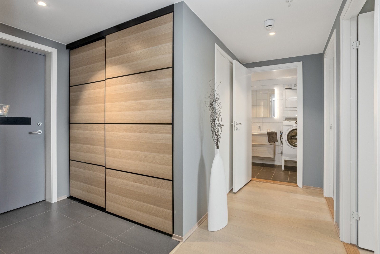 Fliser i inngangspartiet /entré | Skyvedørsgarderobe | Down-lights Galleribilde