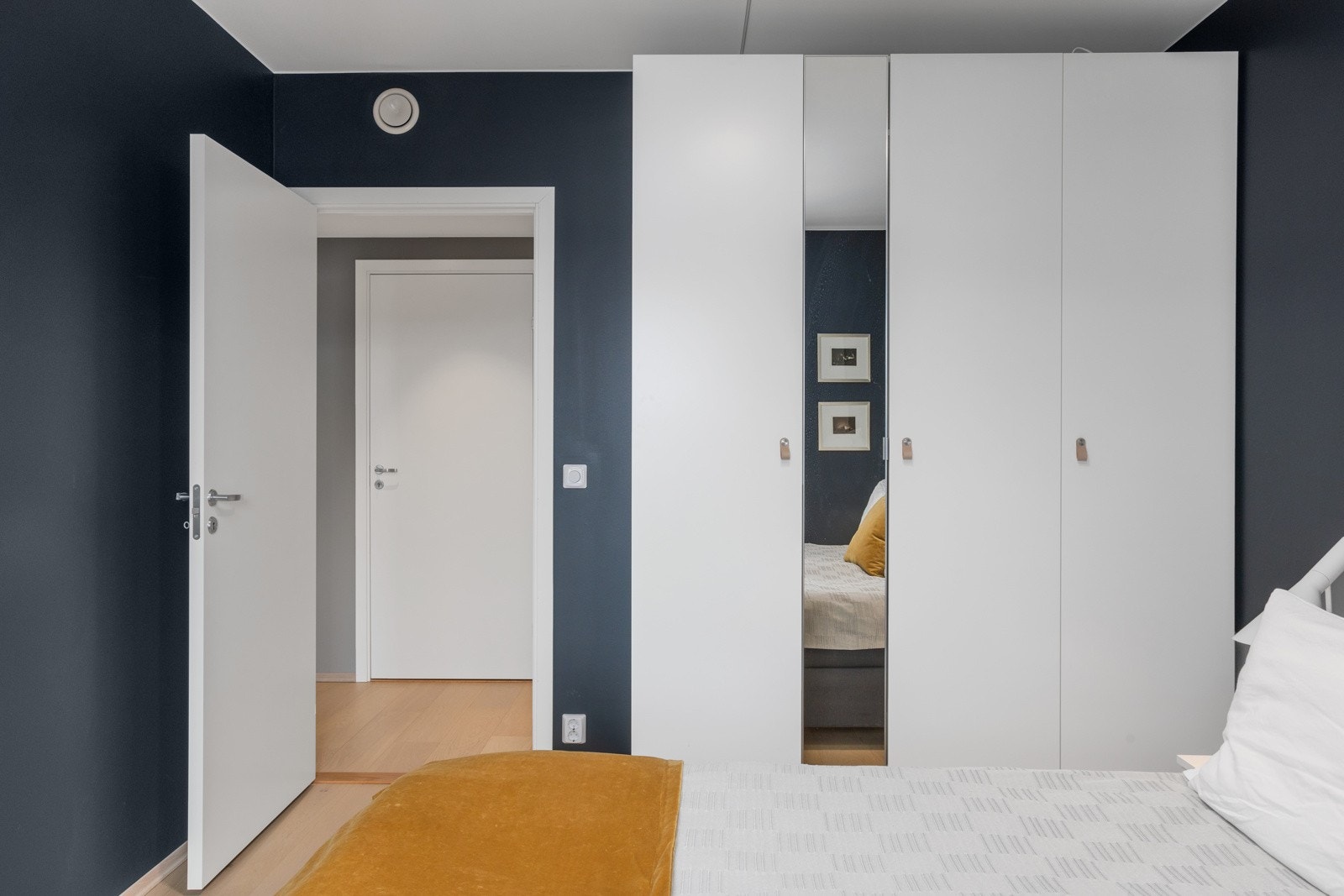 Oppgraderte garderober i soverom Galleribilde