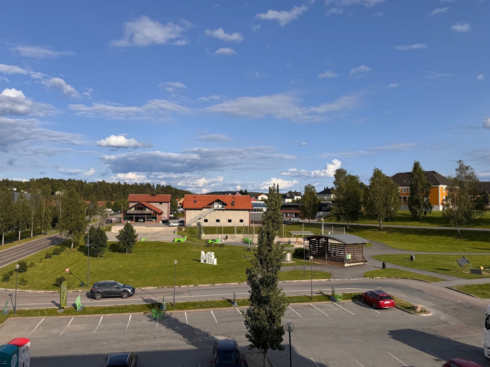 Hyggelig utsikt mot øst og Måsan aktivitetspark fra inngangssiden. Galleribilde
