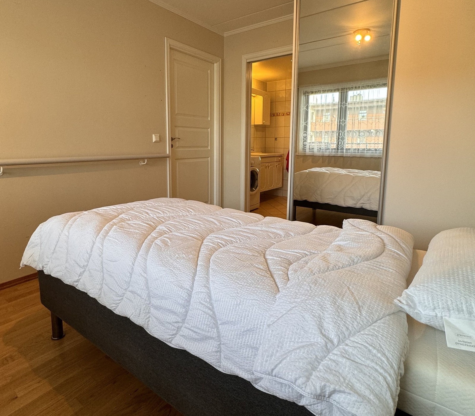 Hovedsoverommet har skyvedørsgarerobe og inngang direkte til badet. Galleribilde