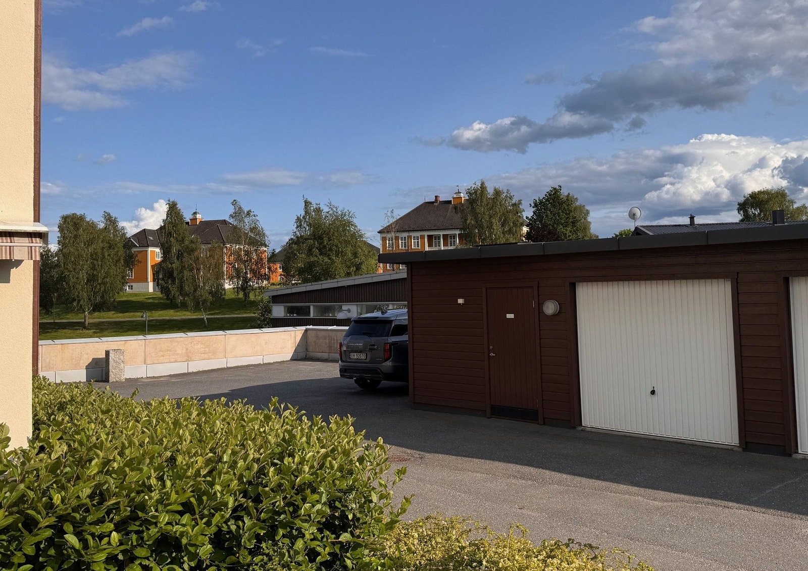 Garasjen som tilhører leiligheten, er den første i rekken. Galleribilde