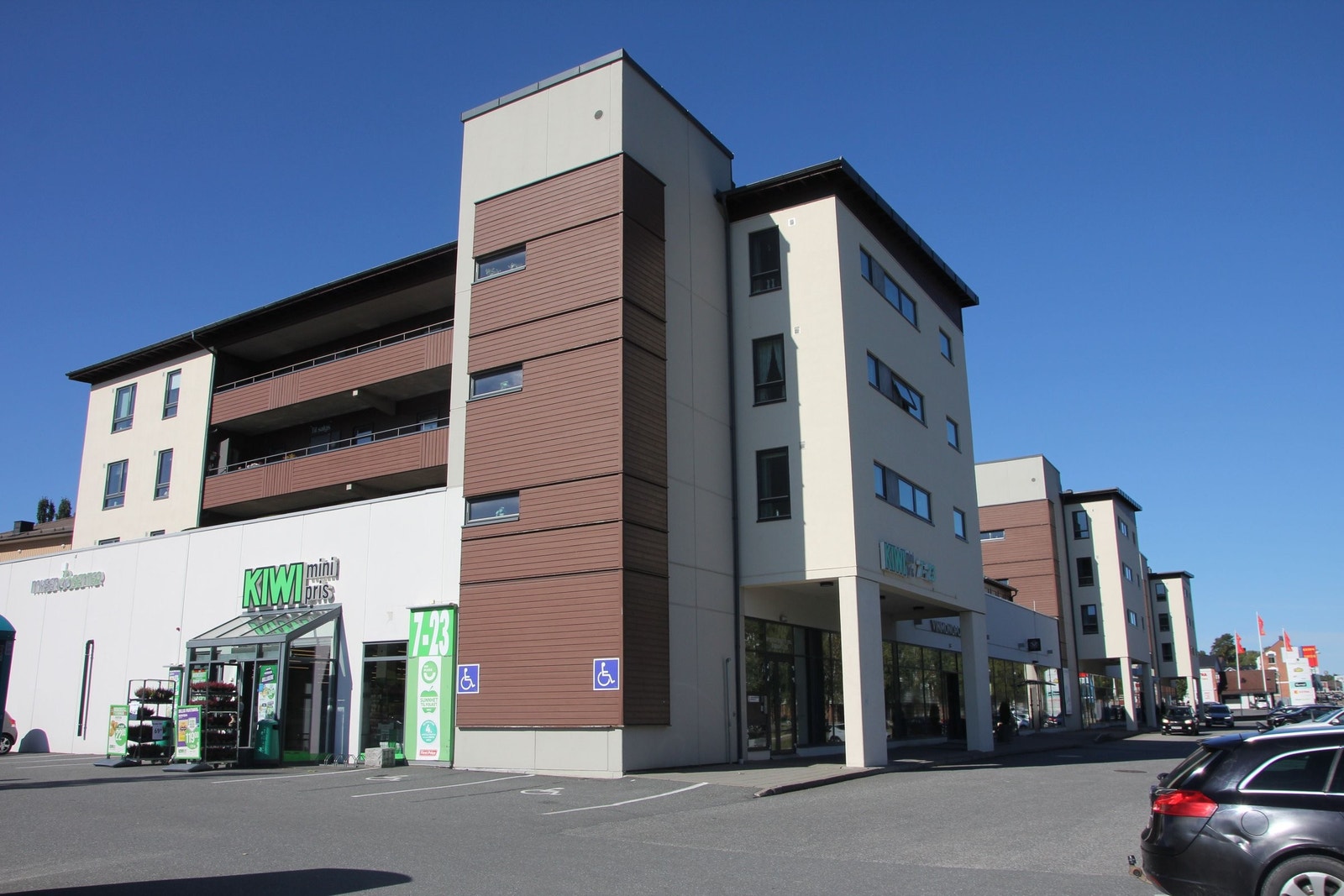Hovedinngang til blokka ligger mellom Kiwi og Vinmonopolet på Mysen. Galleribilde