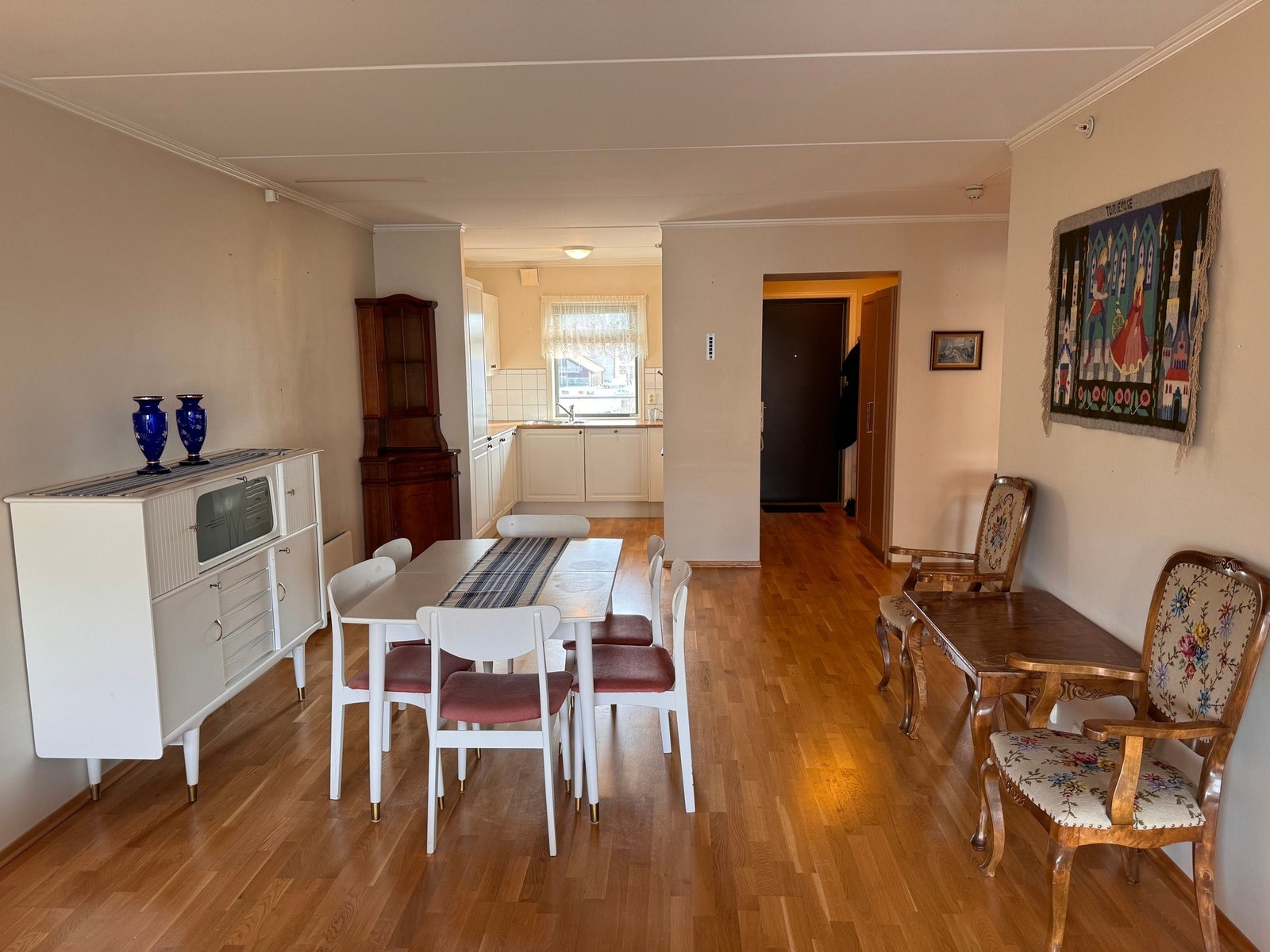 Stua har plass til både spisestue og kjøkkenbord. Galleribilde
