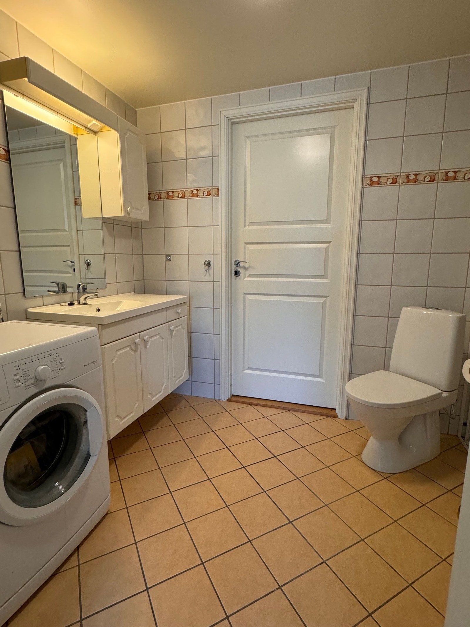 Badet har god plass til vaskemaskin (og eventuelt en tørketrommel i vaskesøyle). Galleribilde