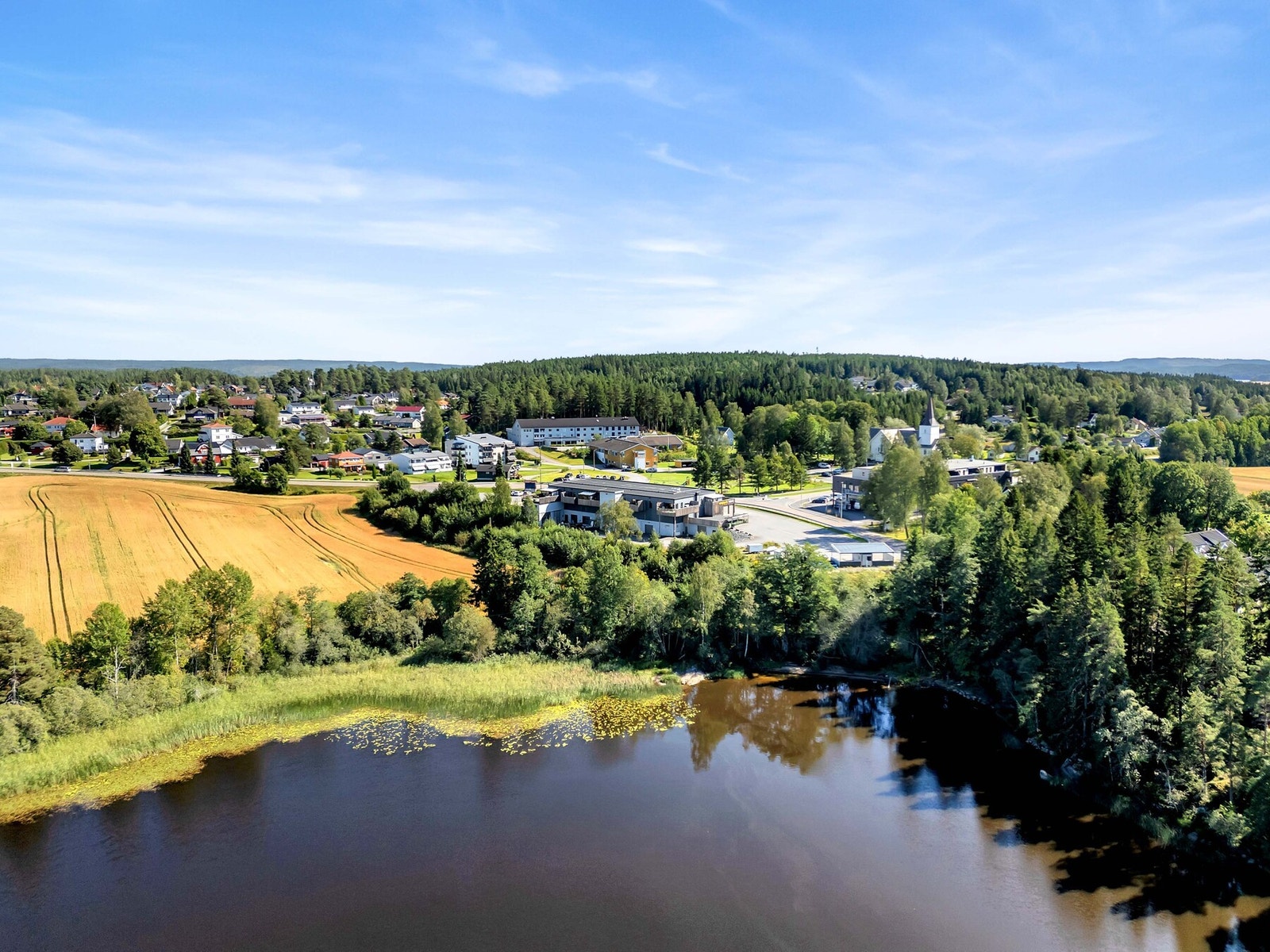 Det er ca. 25 km til Bjørkelangen som er kommunesenter og som har et godt utvalg av forretninger og servicetilbud som idrettsbane, svømmehall, m.m Galleribilde