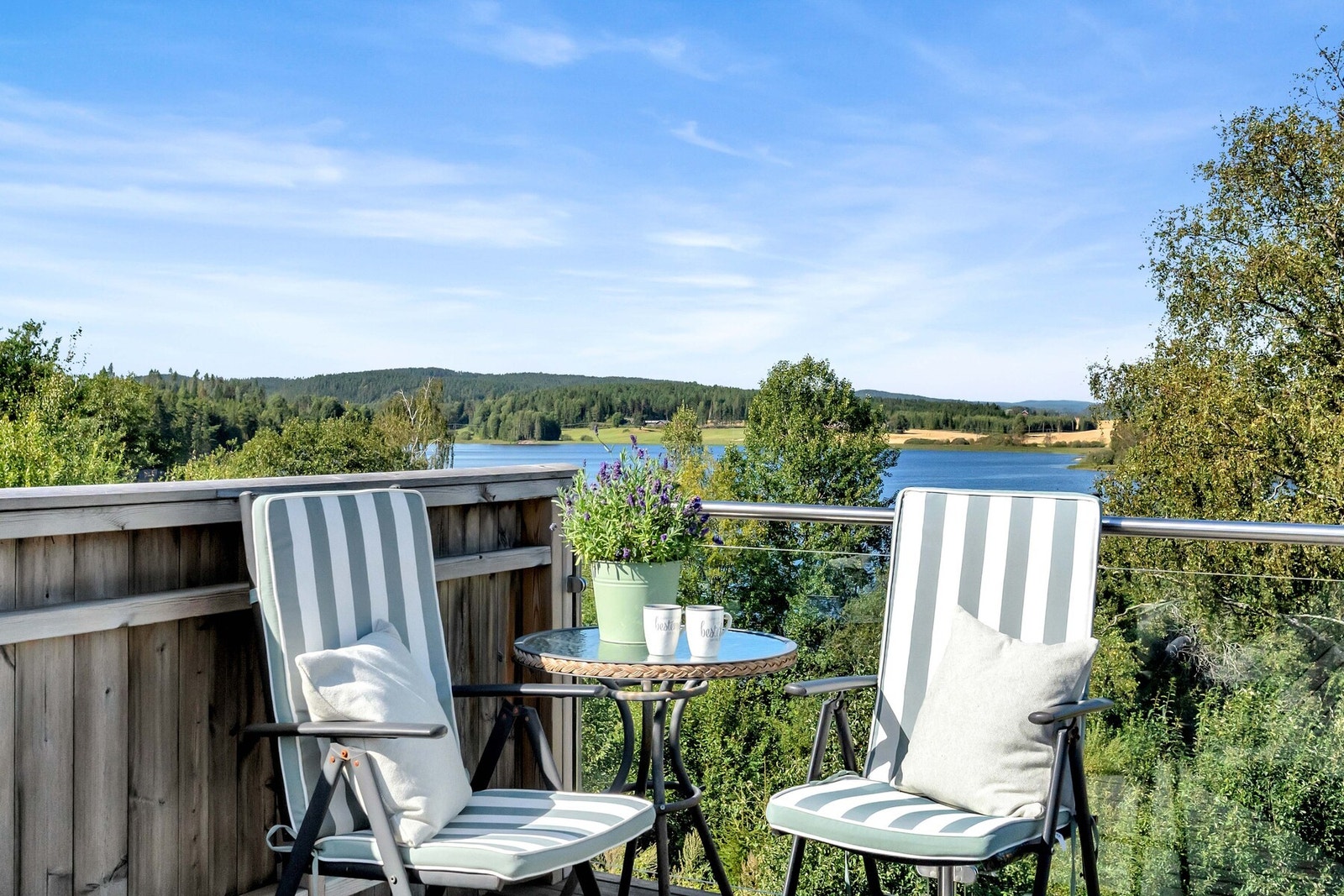 Fra balkongen har du en idyllisk utsikt over Bråtevannet. Galleribilde