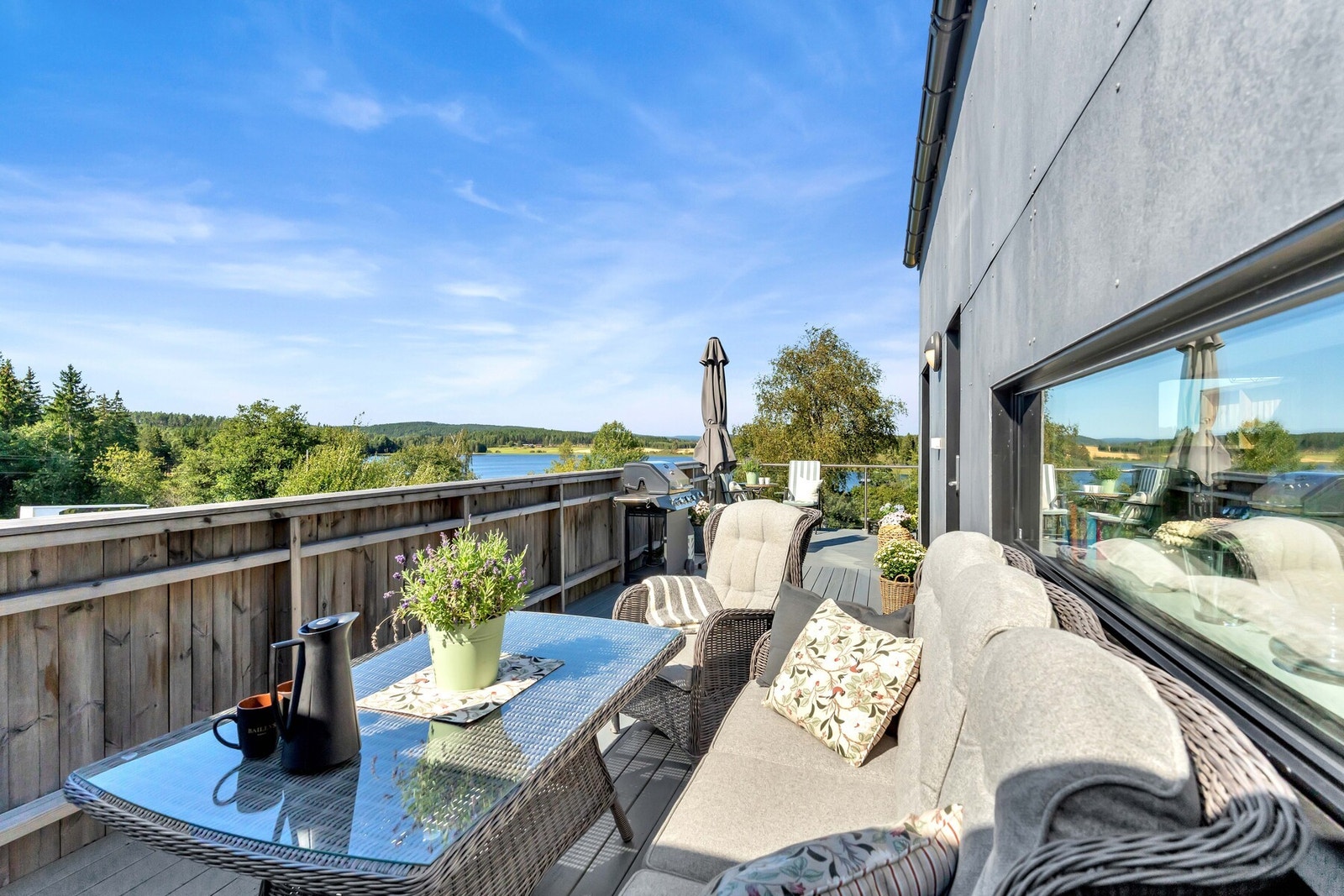 Leiiligheten har en helt fantastisk balkong på ca. 40 m² med utsikt over Bråtevannet. Galleribilde