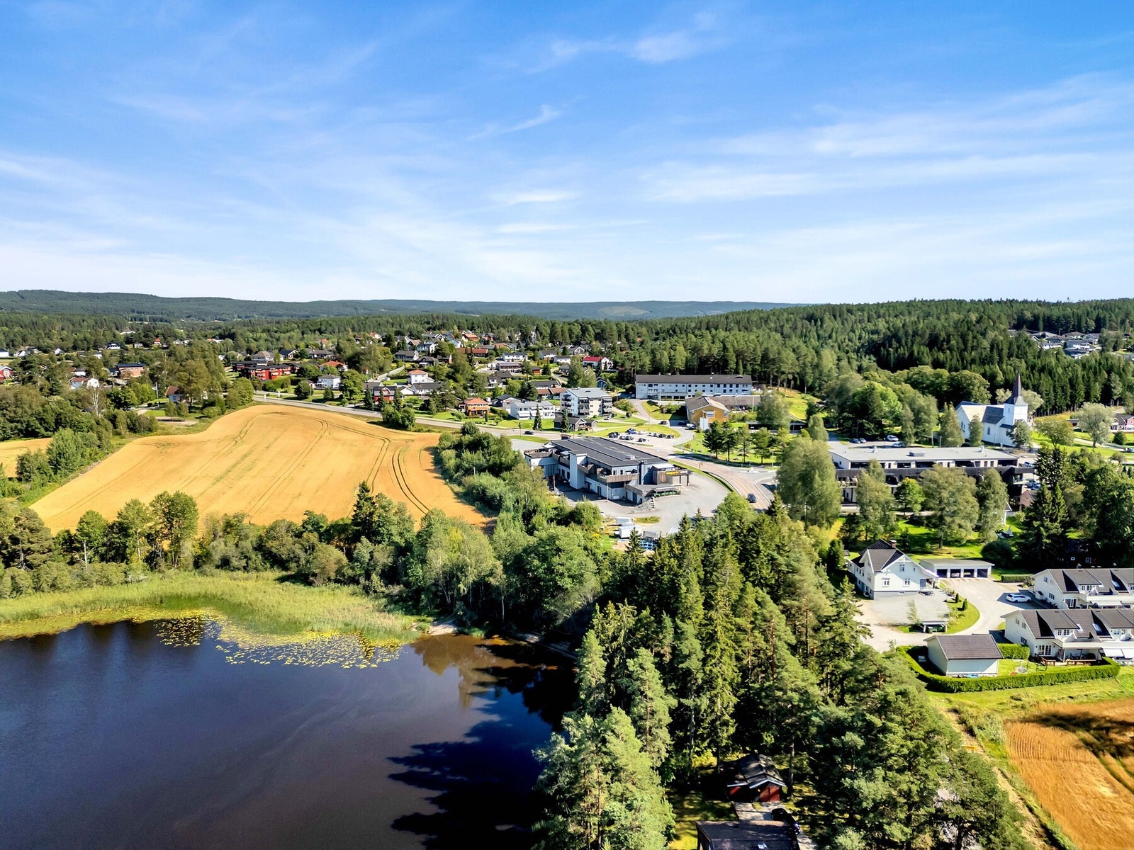 Gode rekreasjonsmuligheter i nærliggende skog og mark med lysløype og turterreng. Galleribilde