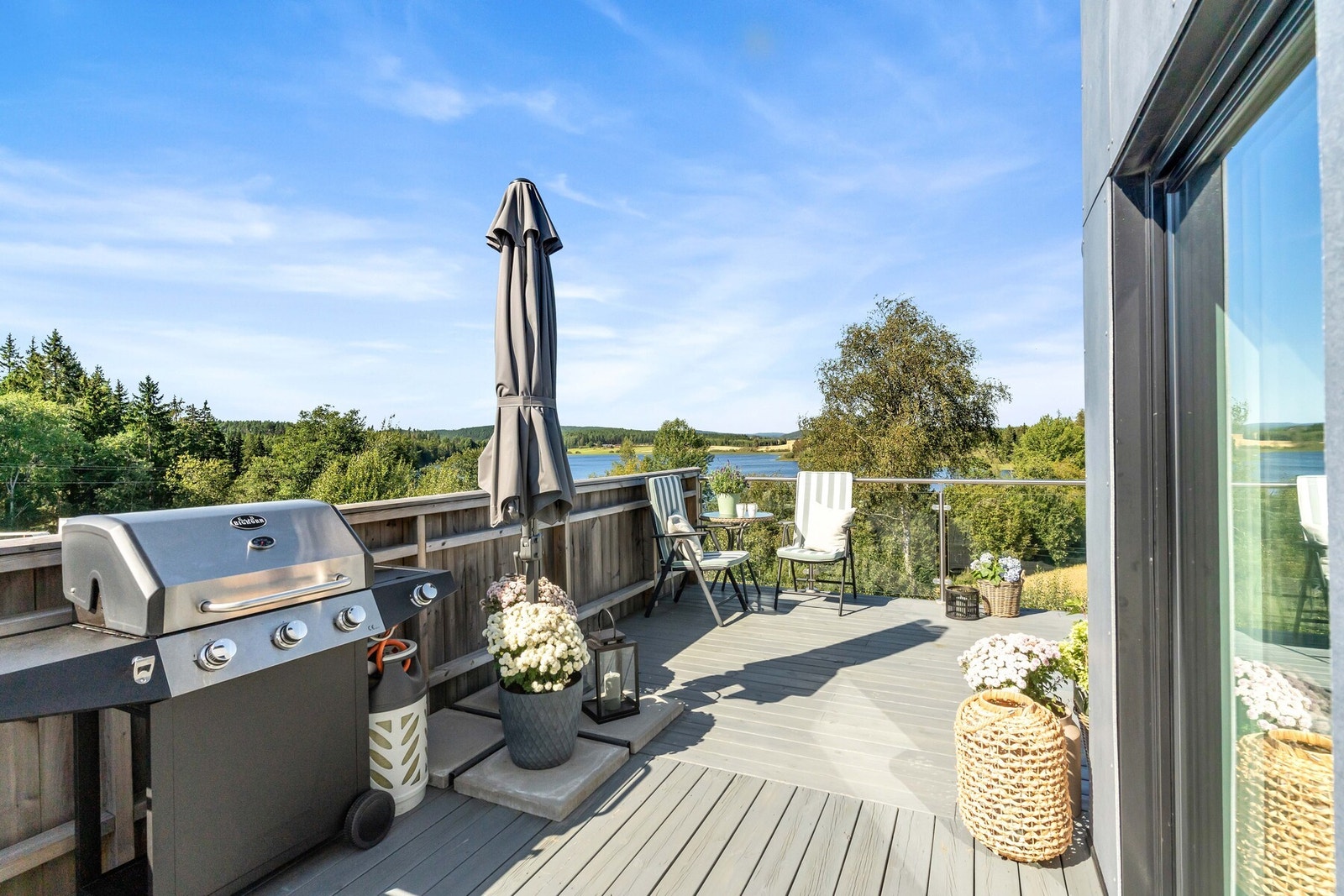 Her bor du i landlige omgivelser, men likevel sentralt midt i Hemnes sentrum. Galleribilde