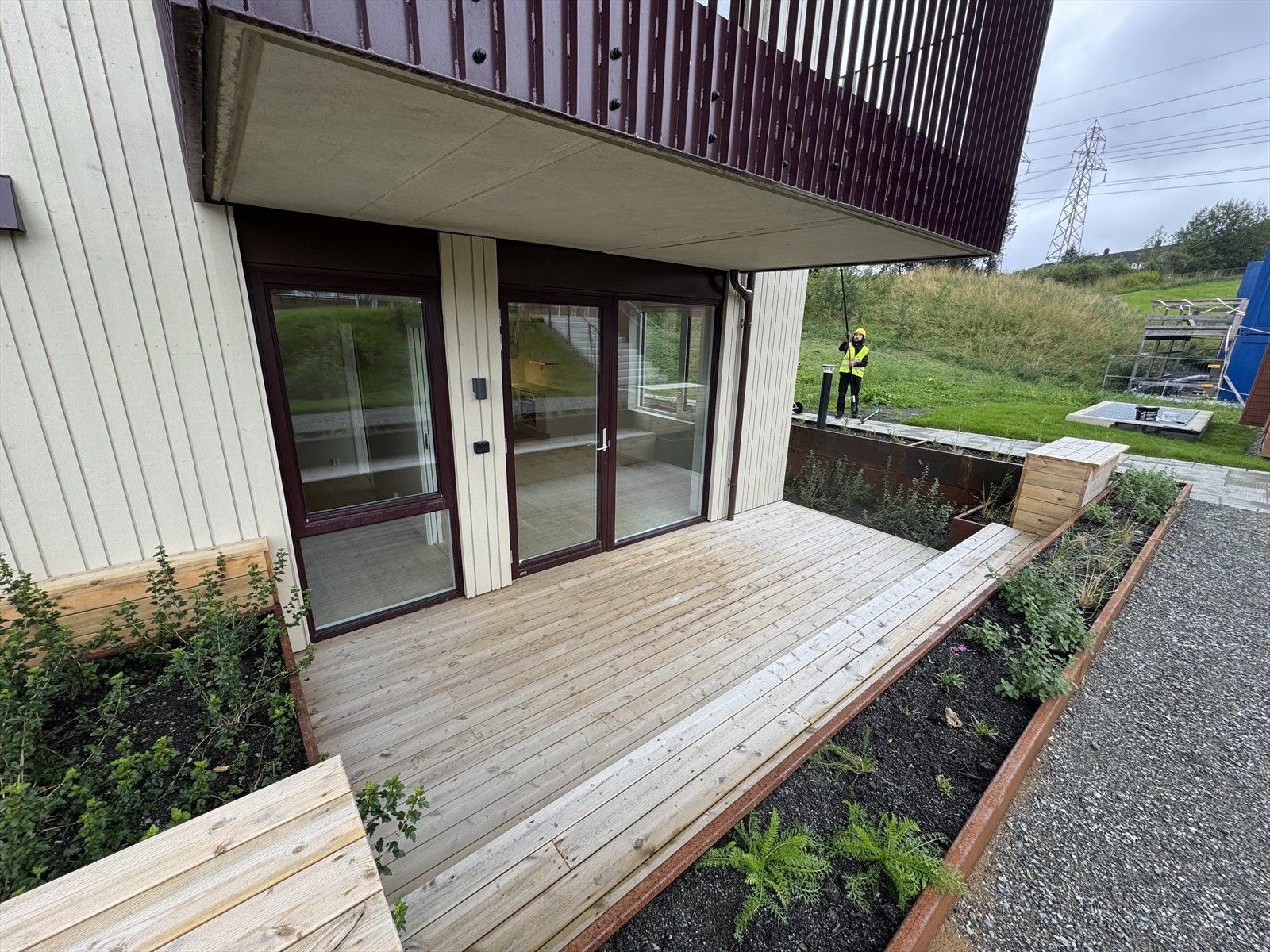 Lekker 3 - roms leilighet på bakkeplan med tiltalende utearealer! Butikk i etasjen under. Galleribilde