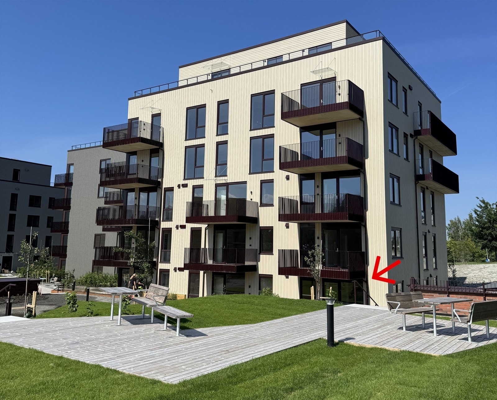 I forkant av leiligheten er det parkmessig opparbeidede utearealer. Galleribilde